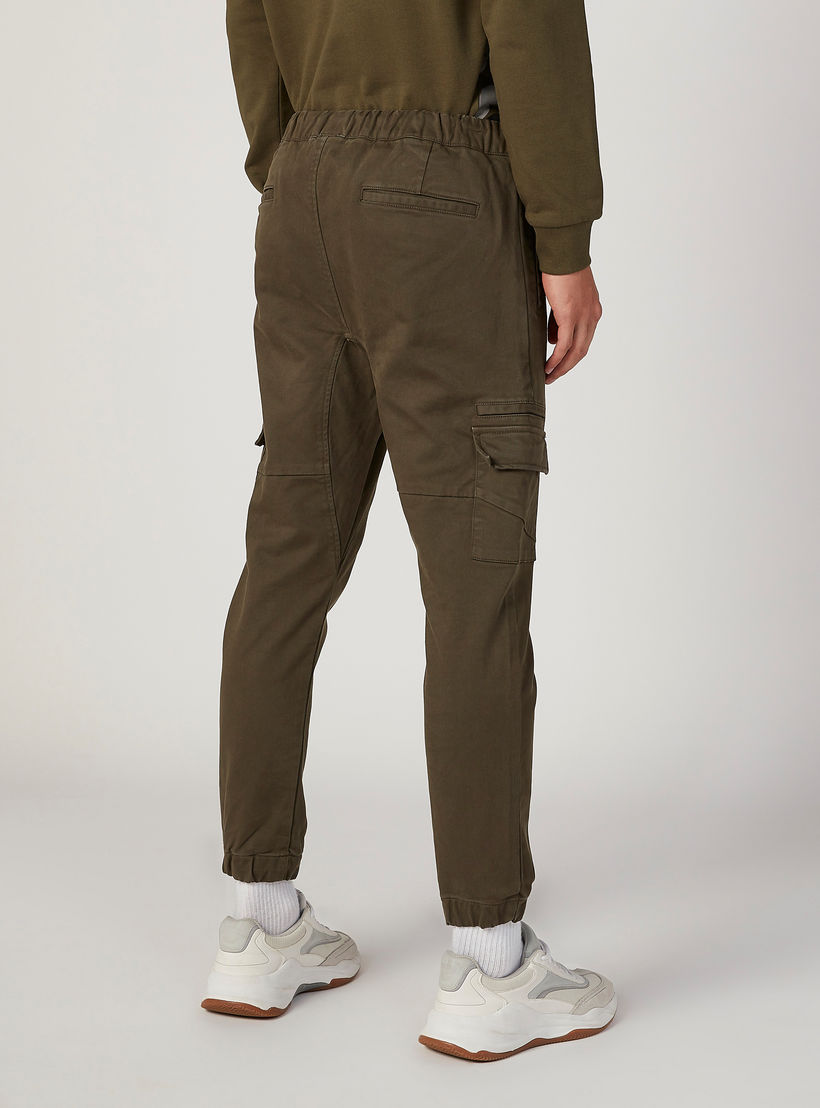 بنطلون رياضي بقصّة سليم وخصر متوسط الارتفاع وجيوب من آيكونيك-men-clothing-bottoms-joggers-image-4