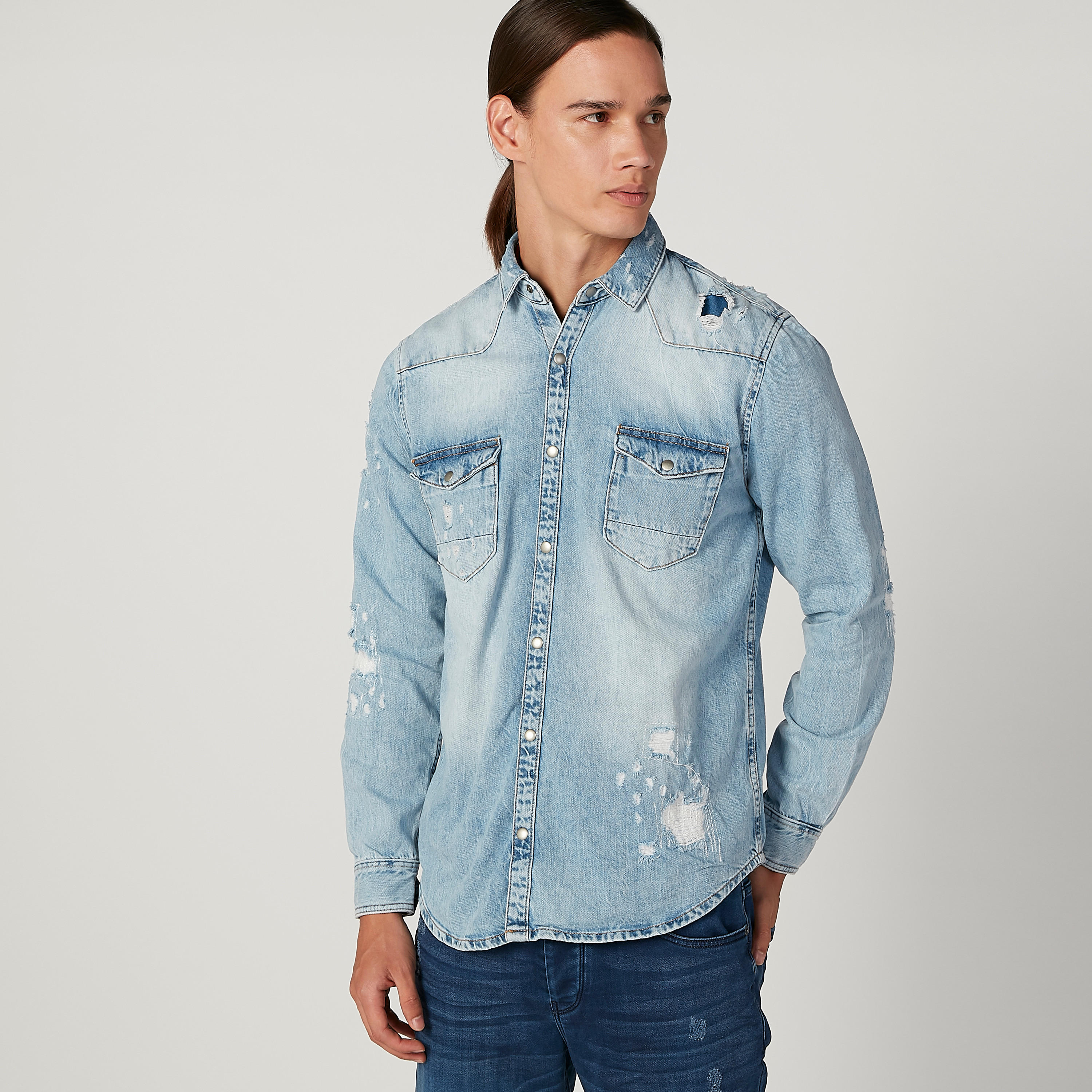 جاكيت جينز ممزّق بجيوب بطيّة وأزرار من آيكونيك-men-clothing-jacketsandblazers-jackets-image-4