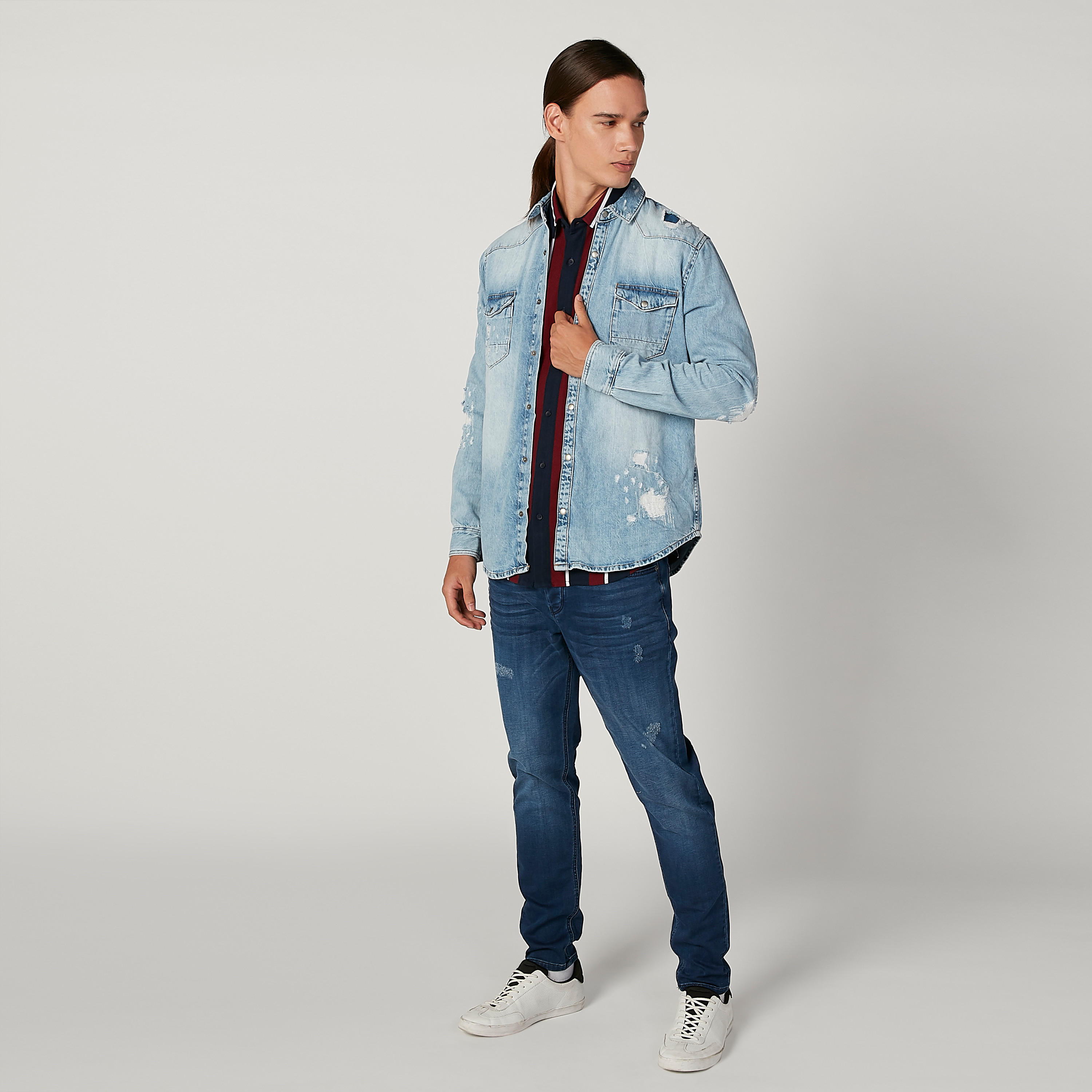 جاكيت جينز ممزّق بجيوب بطيّة وأزرار من آيكونيك-men-clothing-jacketsandblazers-jackets-image-3