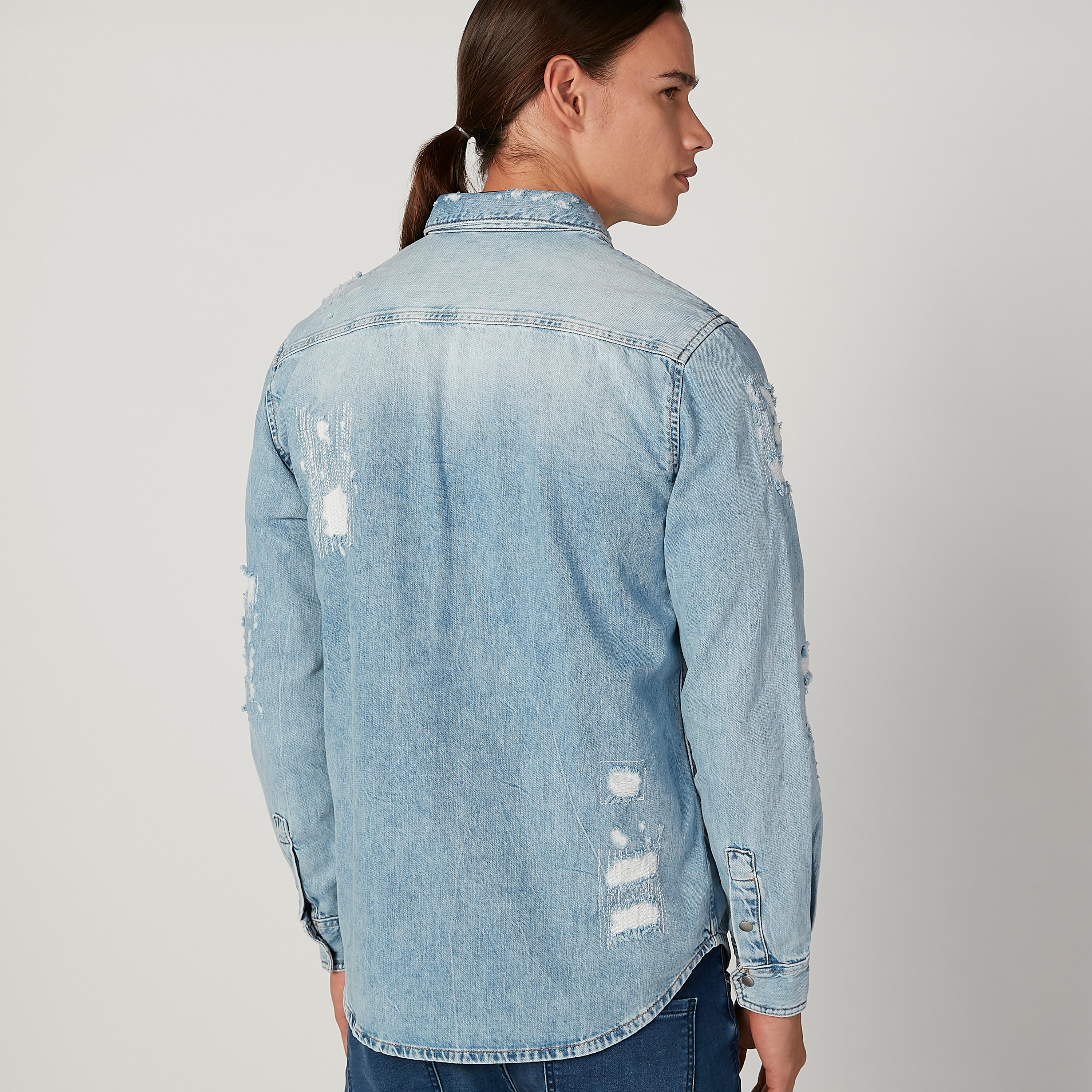جاكيت جينز ممزّق بجيوب بطيّة وأزرار من آيكونيك-men-clothing-jacketsandblazers-jackets-image-2