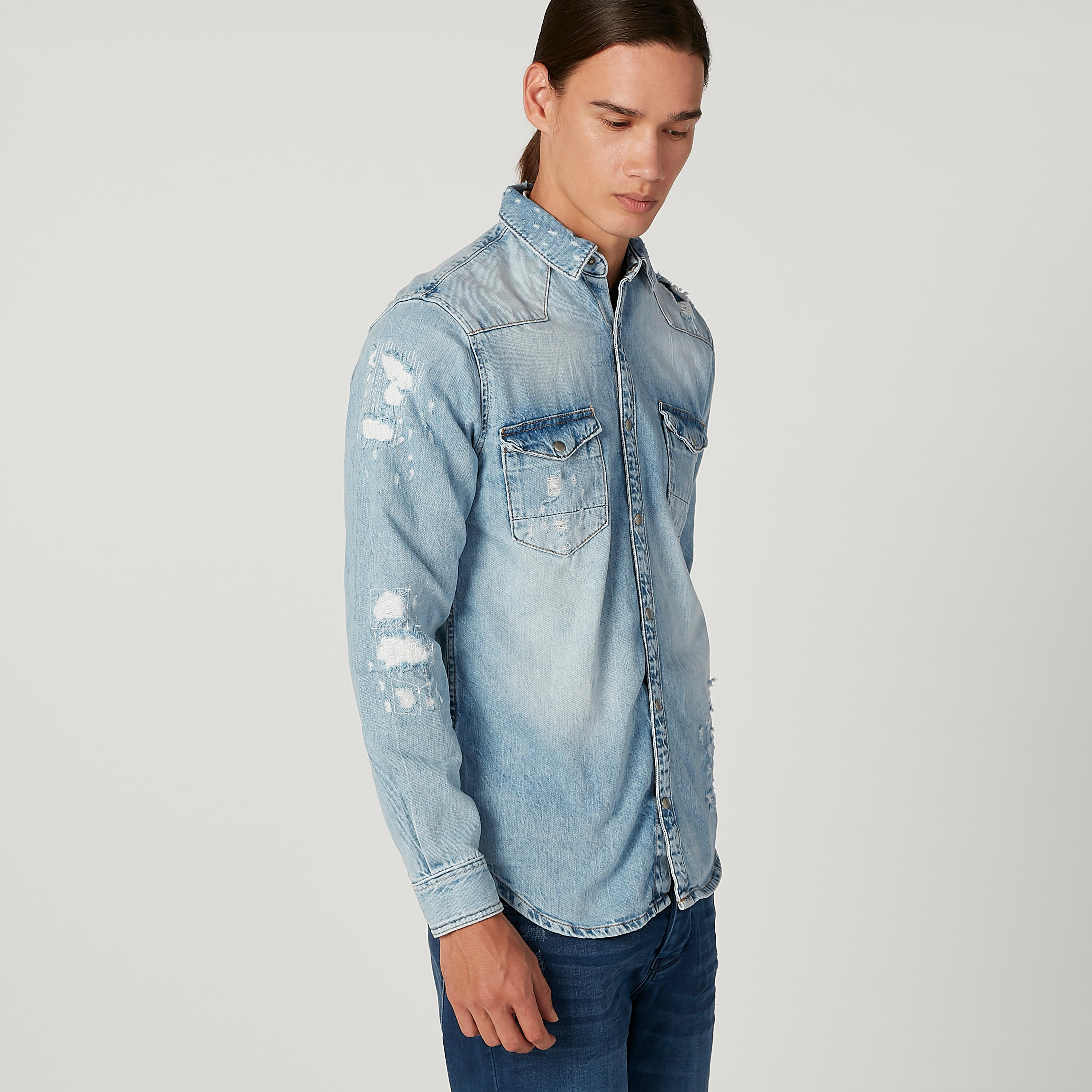 جاكيت جينز ممزّق بجيوب بطيّة وأزرار من آيكونيك-men-clothing-jacketsandblazers-jackets-image-1