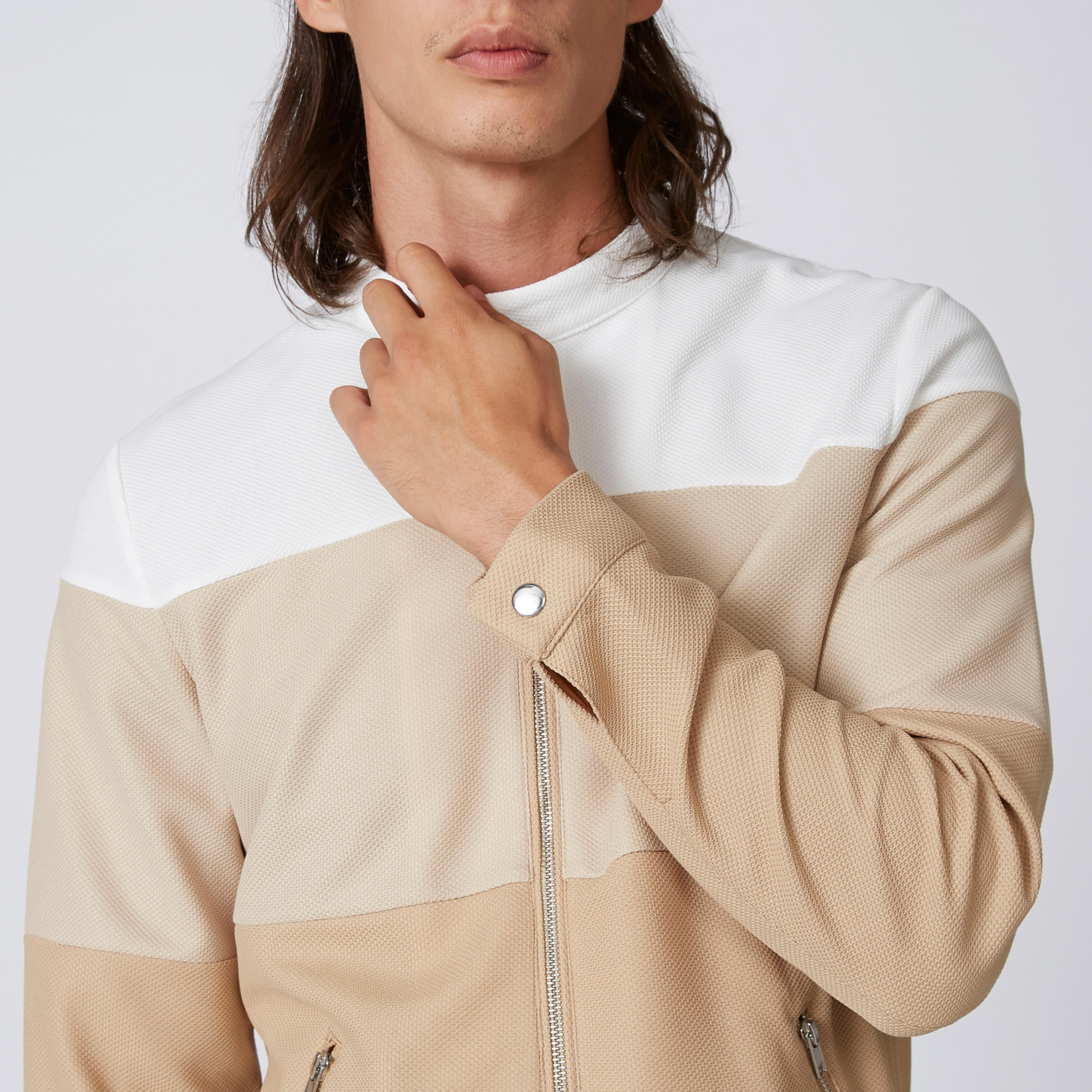 جاكيت بومبر بارز الملمس بأكمام طويلة وجيوب كانجارو من آيكونيك-men-clothing-jacketsandblazers-jackets-image-1
