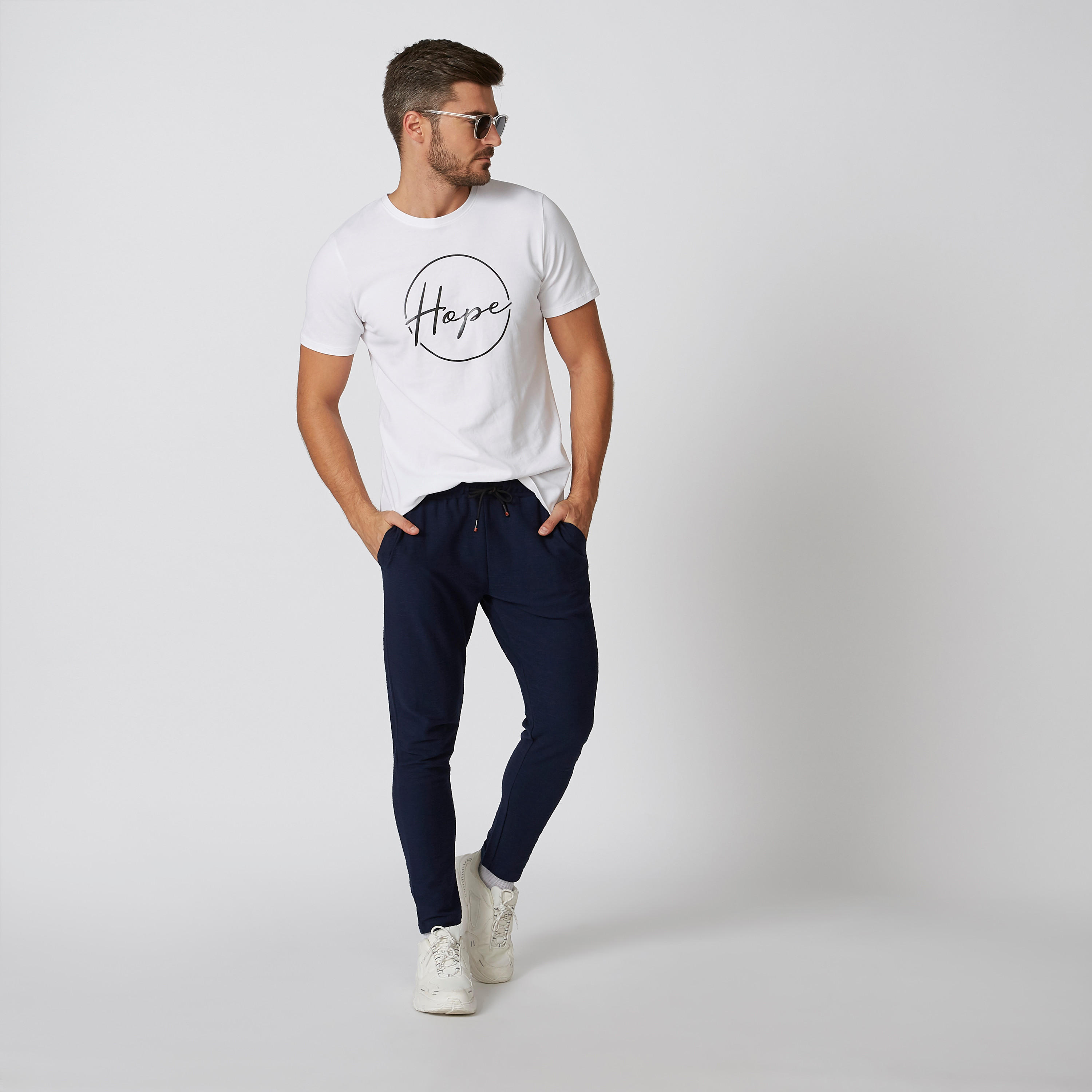 بنطلون بارز الملمس بقصّة سليم وخصر متوسط الارتفاع وجيوب-men-clothing-bottoms-trousersandchinos-trousers-image-1