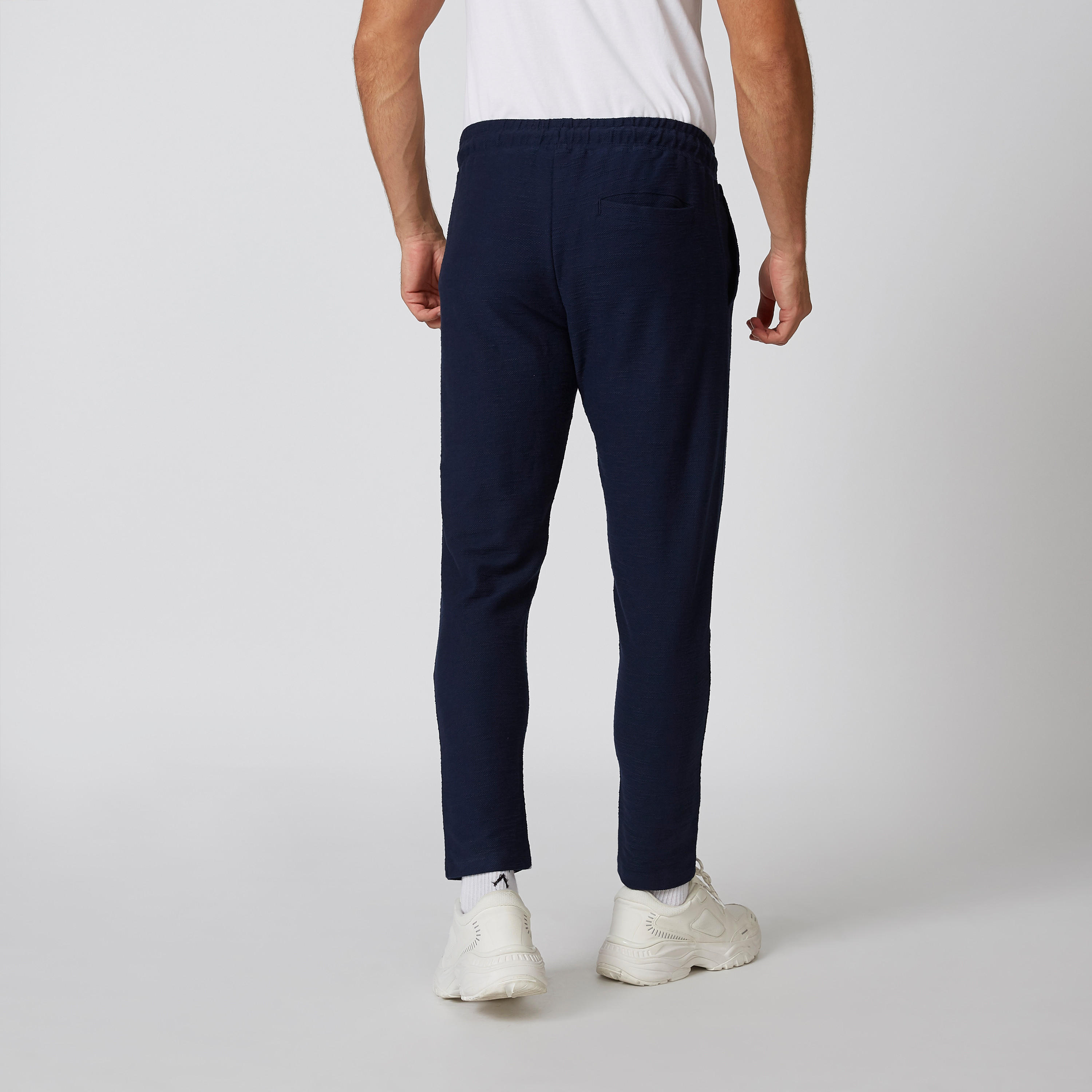 بنطلون بارز الملمس بقصّة سليم وخصر متوسط الارتفاع وجيوب-men-clothing-bottoms-trousersandchinos-trousers-image-2
