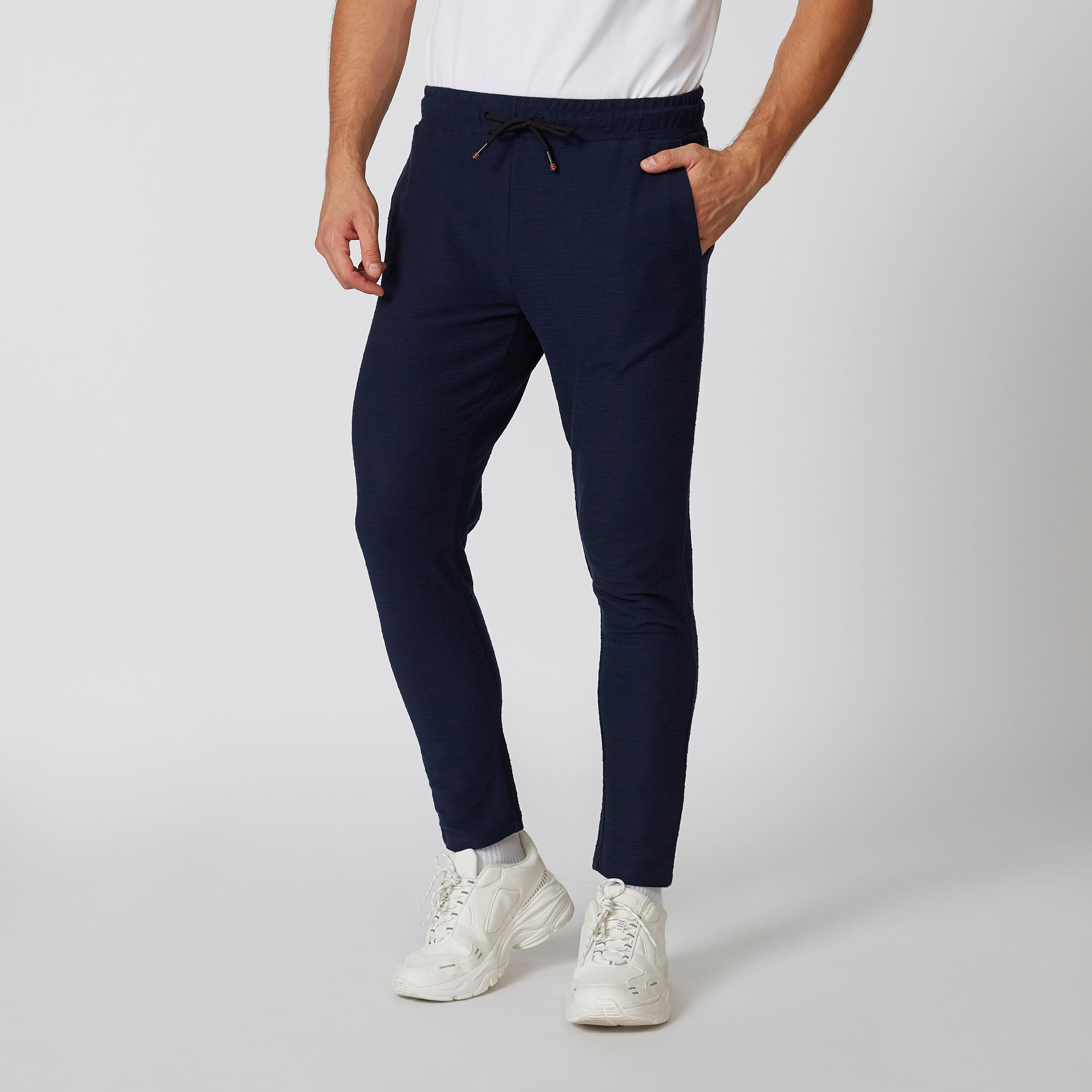 بنطلون بارز الملمس بقصّة سليم وخصر متوسط الارتفاع وجيوب-men-clothing-bottoms-trousersandchinos-trousers-image-3