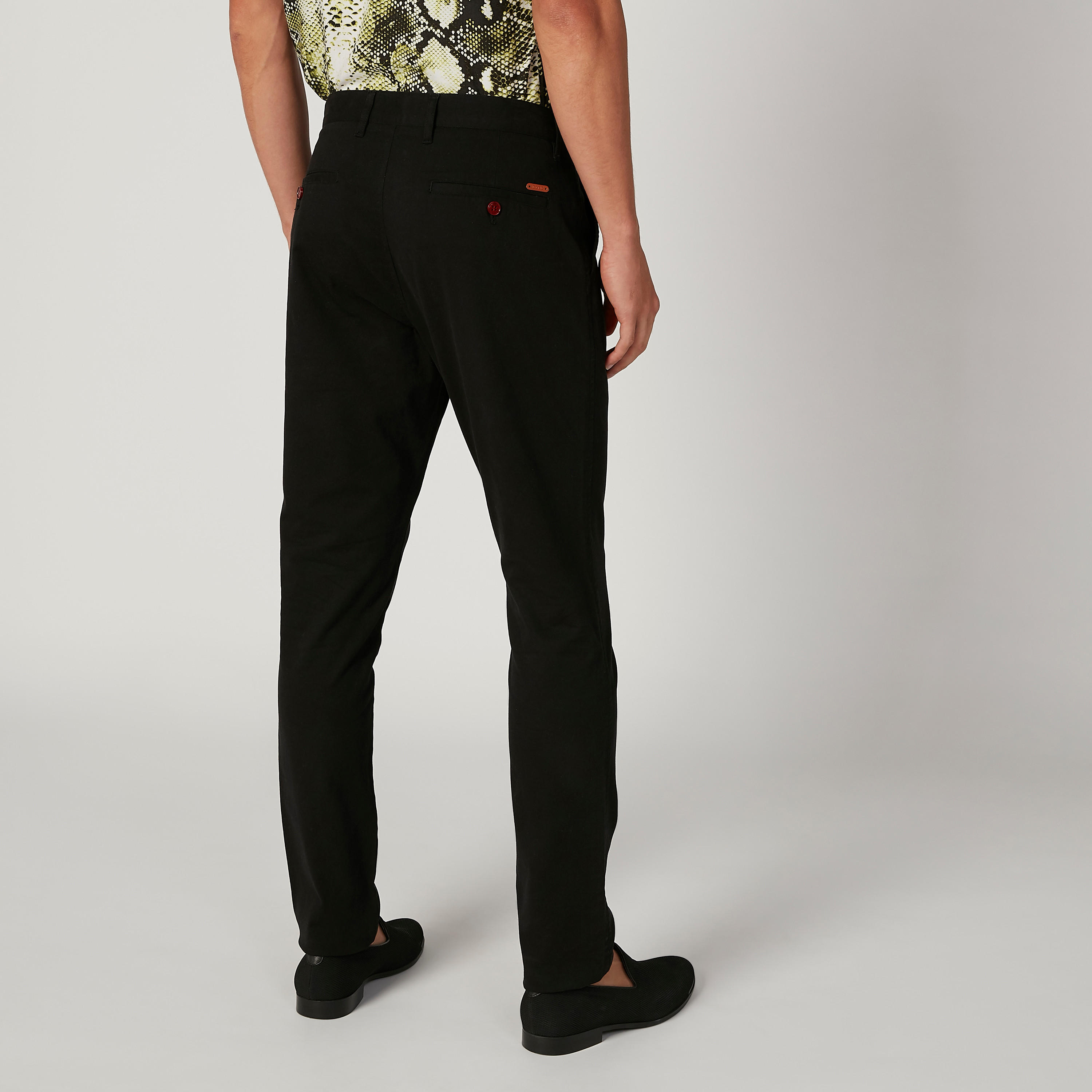 بنطلون شينو سادة بقصّة سليم وجيوب من آيكونيك-men-clothing-bottoms-trousersandchinos-trousers-image-2