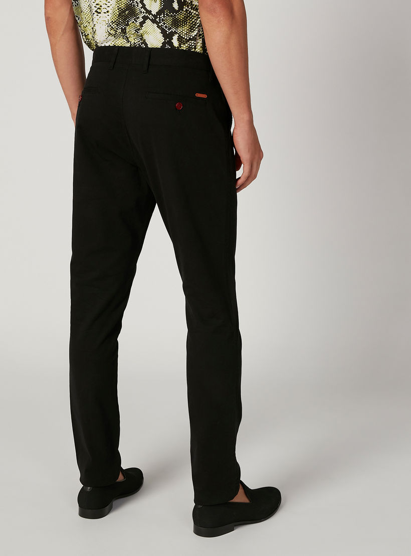 بنطلون شينو سادة بقصّة سليم وجيوب من آيكونيك-men-clothing-bottoms-trousersandchinos-trousers-image-2