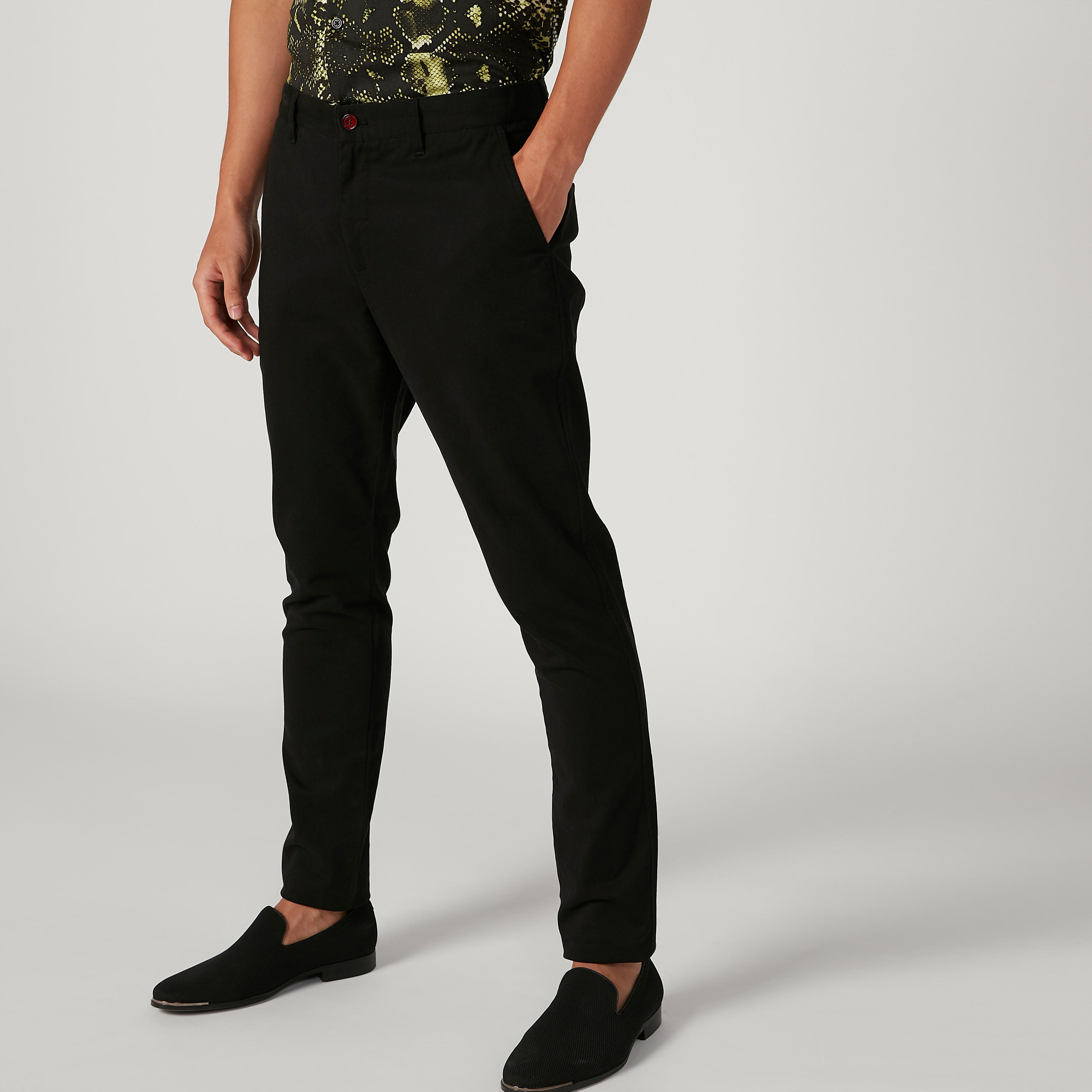 بنطلون شينو سادة بقصّة سليم وجيوب من آيكونيك-men-clothing-bottoms-trousersandchinos-trousers-image-1