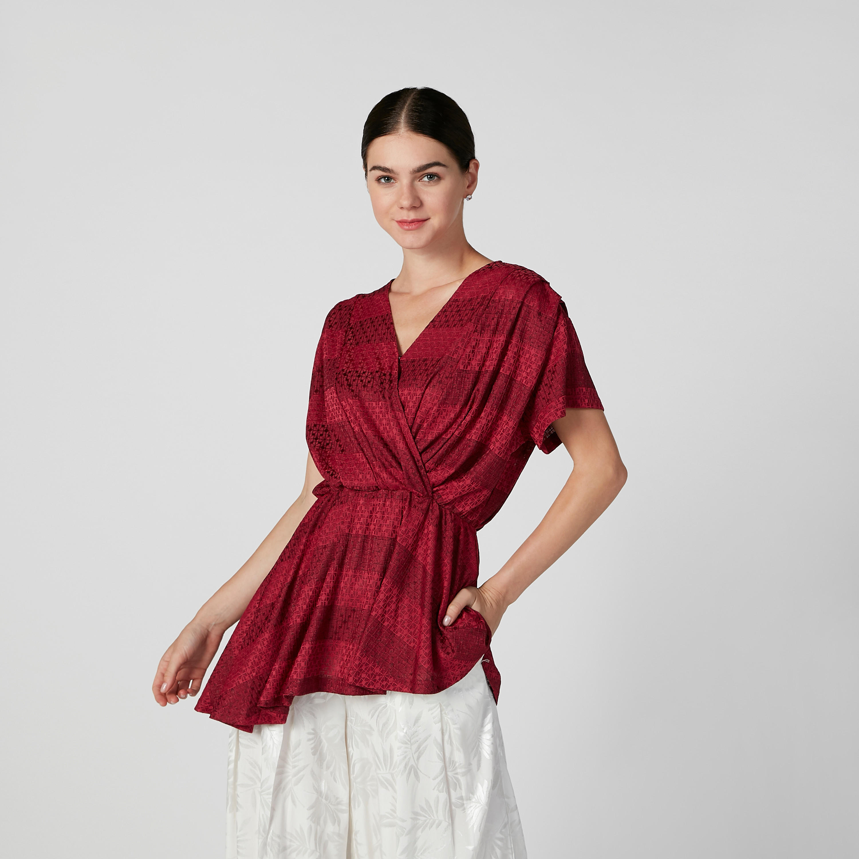 بلوزة سليم بارزة الملمس بياقة V وأكمام متصلة من آيكونيك-women-clothing-shirtsandblouses-blouses-image-1