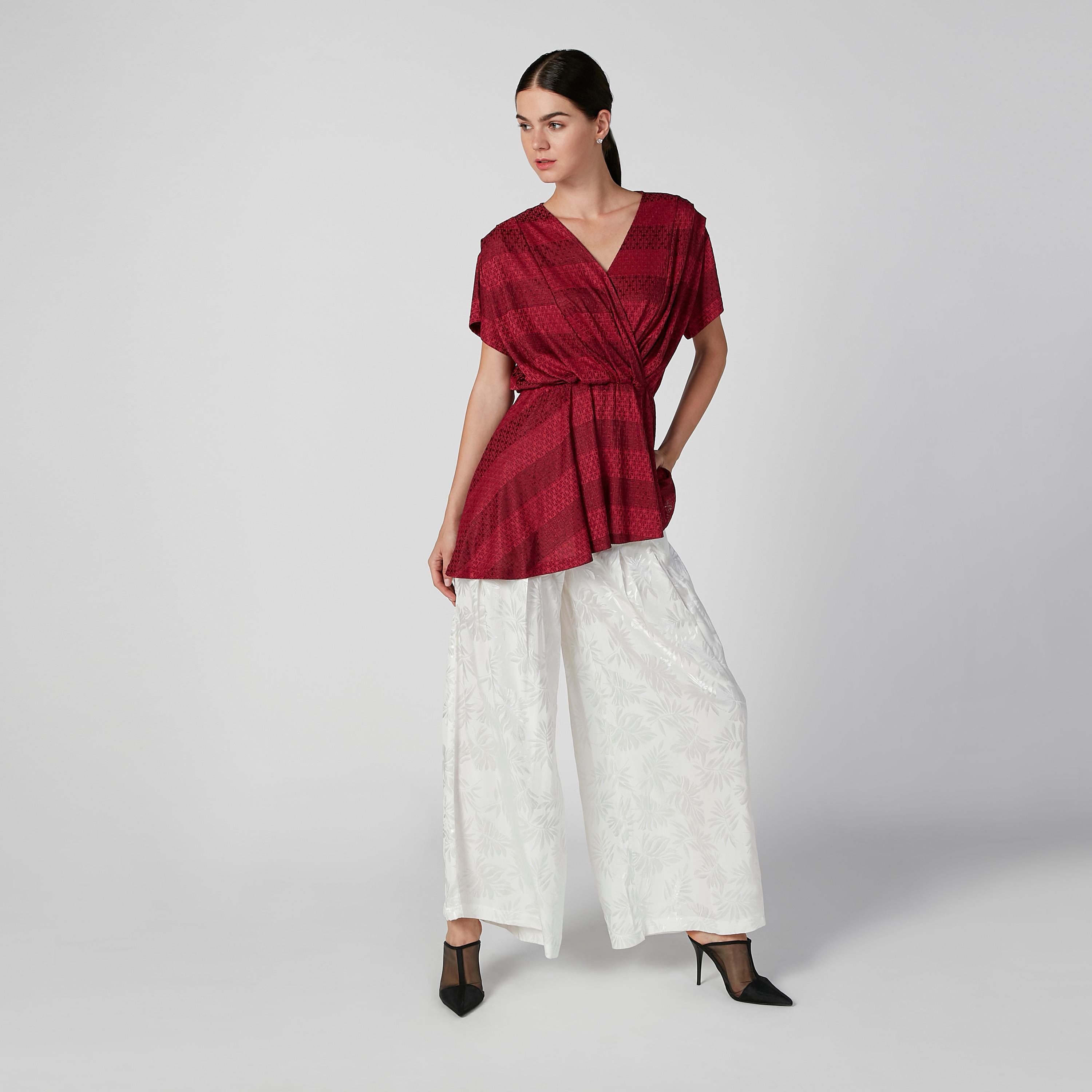 بلوزة سليم بارزة الملمس بياقة V وأكمام متصلة من آيكونيك-women-clothing-shirtsandblouses-blouses-image-2