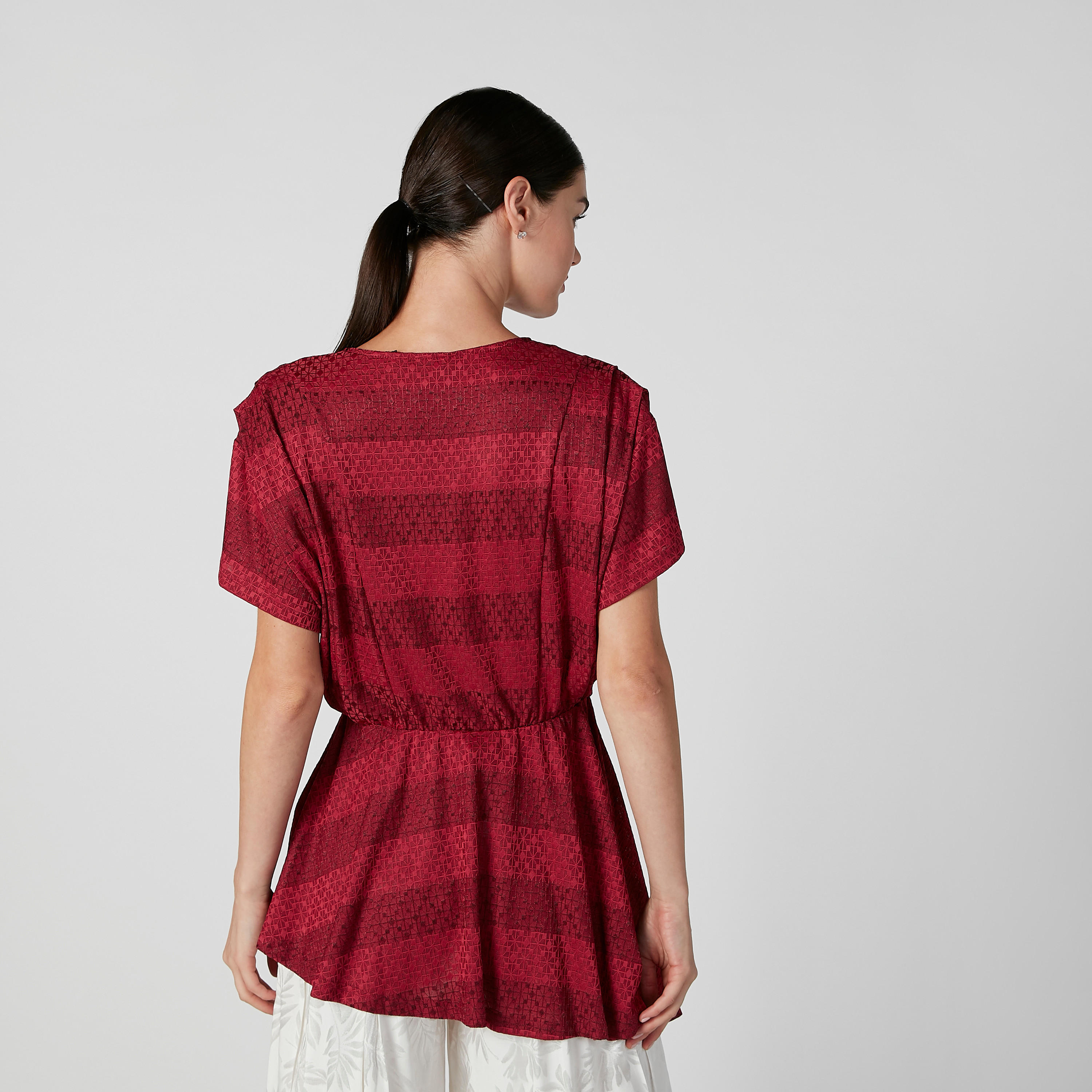بلوزة سليم بارزة الملمس بياقة V وأكمام متصلة من آيكونيك-women-clothing-shirtsandblouses-blouses-image-4