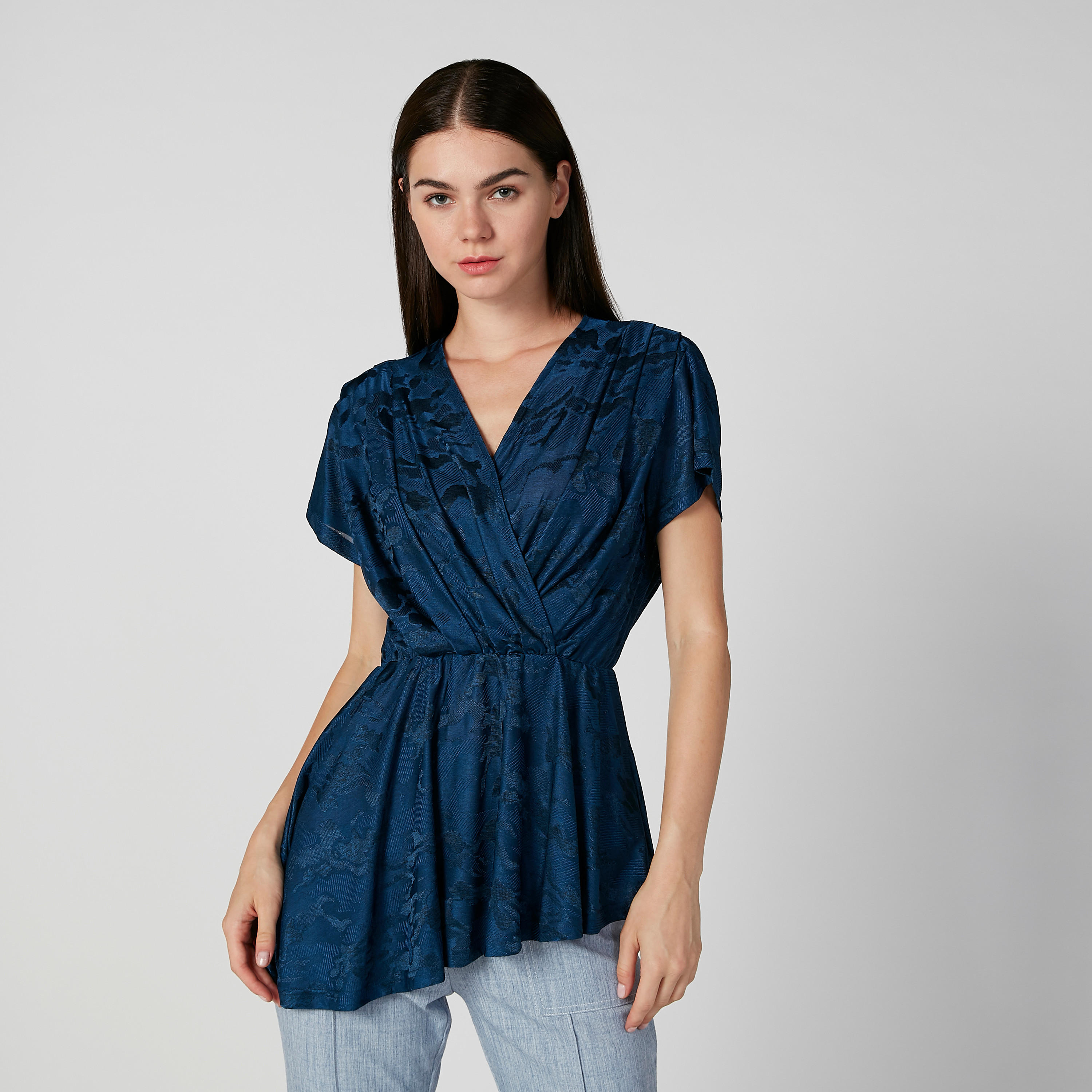 بلوزة سليم بارزة الملمس بياقة V وأكمام متمددة من آيكونيك-women-clothing-shirtsandblouses-blouses-image-1