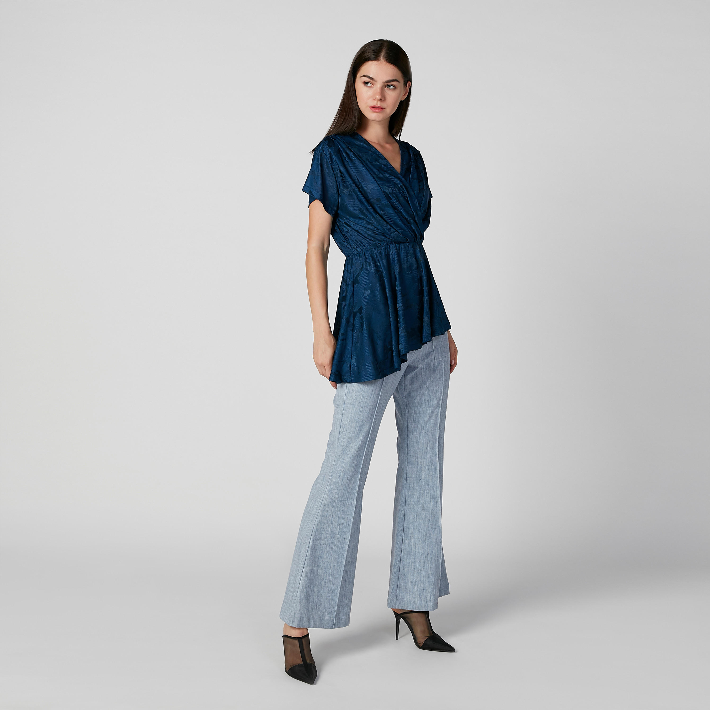 بلوزة سليم بارزة الملمس بياقة V وأكمام متمددة من آيكونيك-women-clothing-shirtsandblouses-blouses-image-2