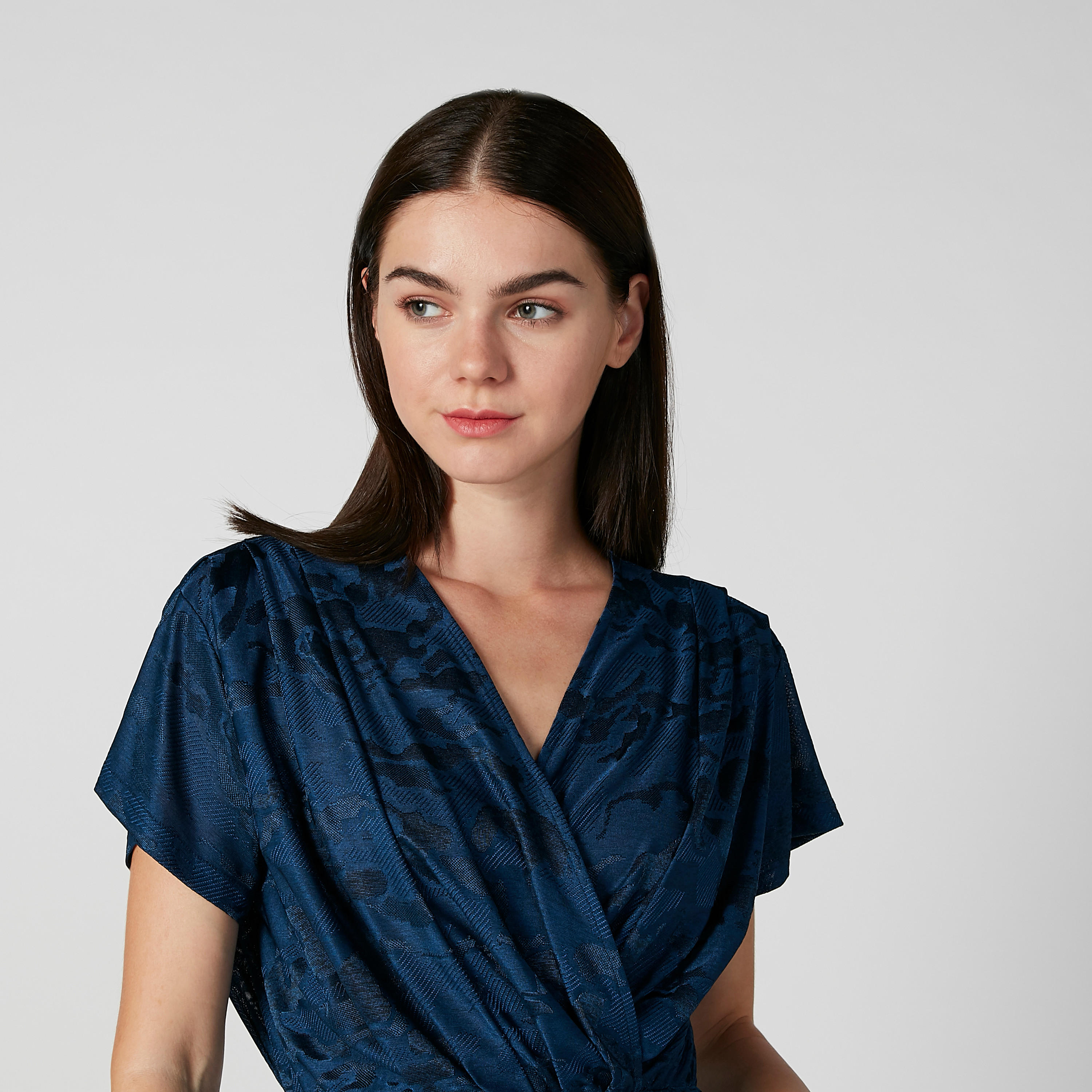 بلوزة سليم بارزة الملمس بياقة V وأكمام متمددة من آيكونيك-women-clothing-shirtsandblouses-blouses-image-3