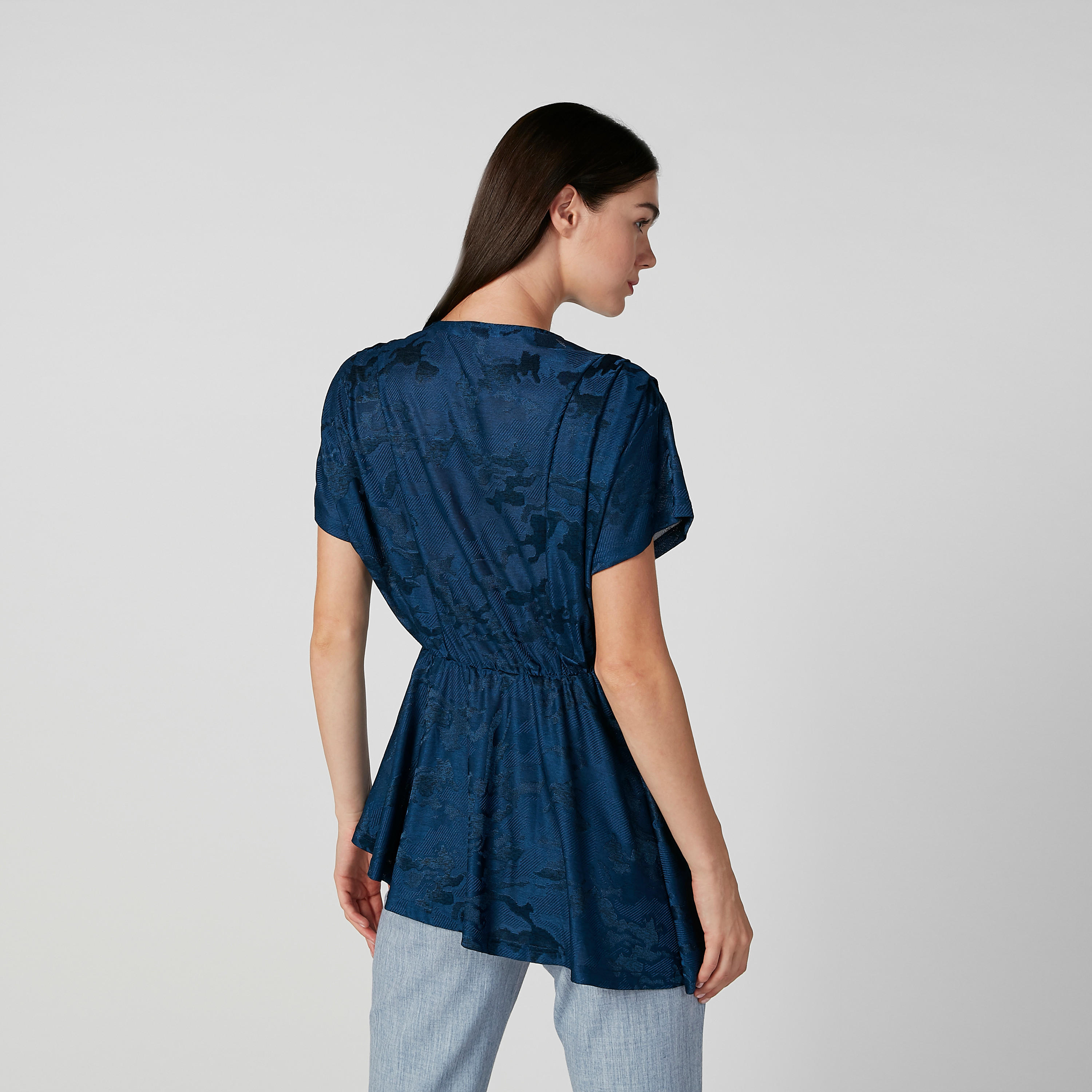 بلوزة سليم بارزة الملمس بياقة V وأكمام متمددة من آيكونيك-women-clothing-shirtsandblouses-blouses-image-4
