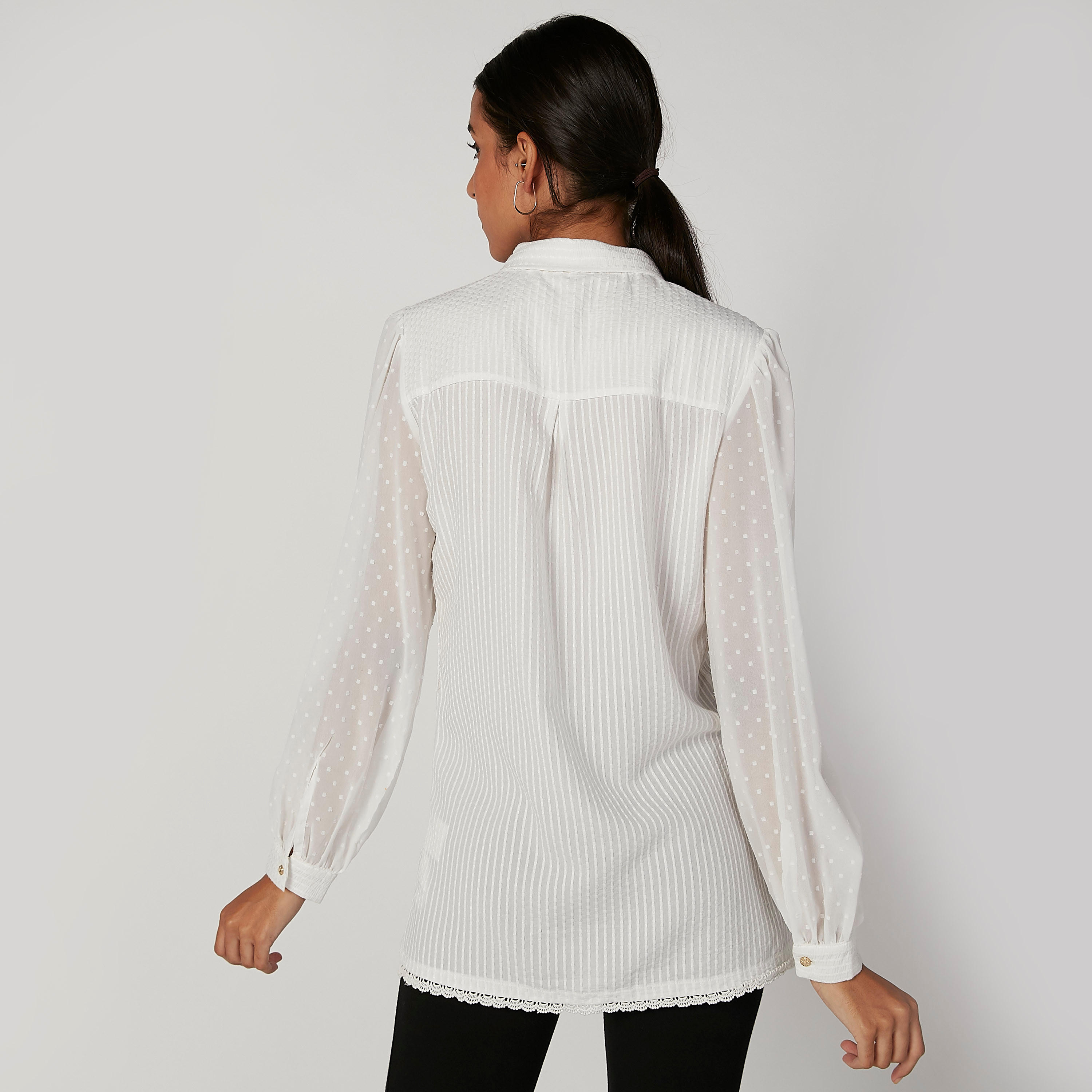 قميص مزيّن بأكمام بيشوب وياقة عاديّة من آيكونيك-women-clothing-shirtsandblouses-shirts-image-2