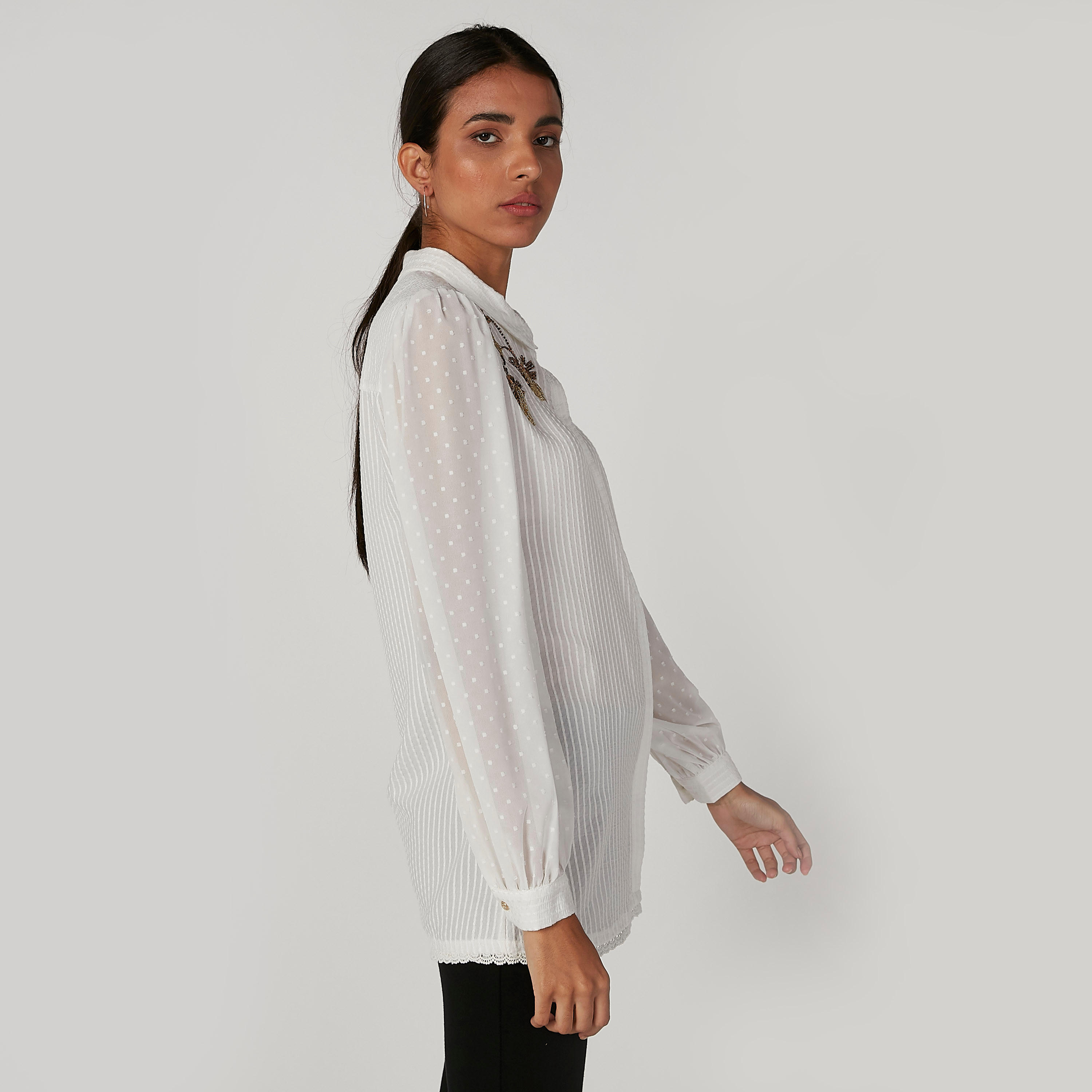 قميص مزيّن بأكمام بيشوب وياقة عاديّة من آيكونيك-women-clothing-shirtsandblouses-shirts-image-3