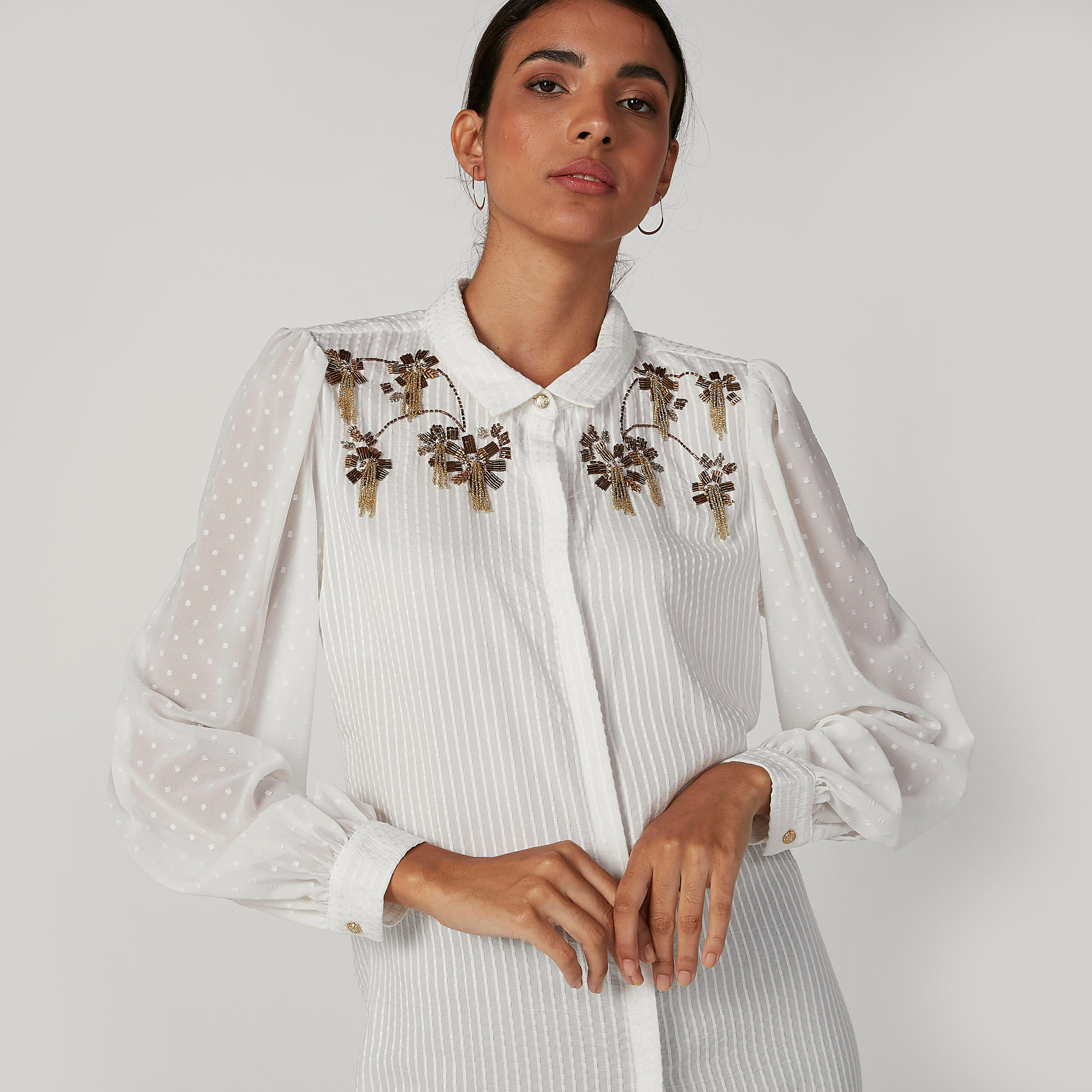 قميص مزيّن بأكمام بيشوب وياقة عاديّة من آيكونيك-women-clothing-shirtsandblouses-shirts-image-5