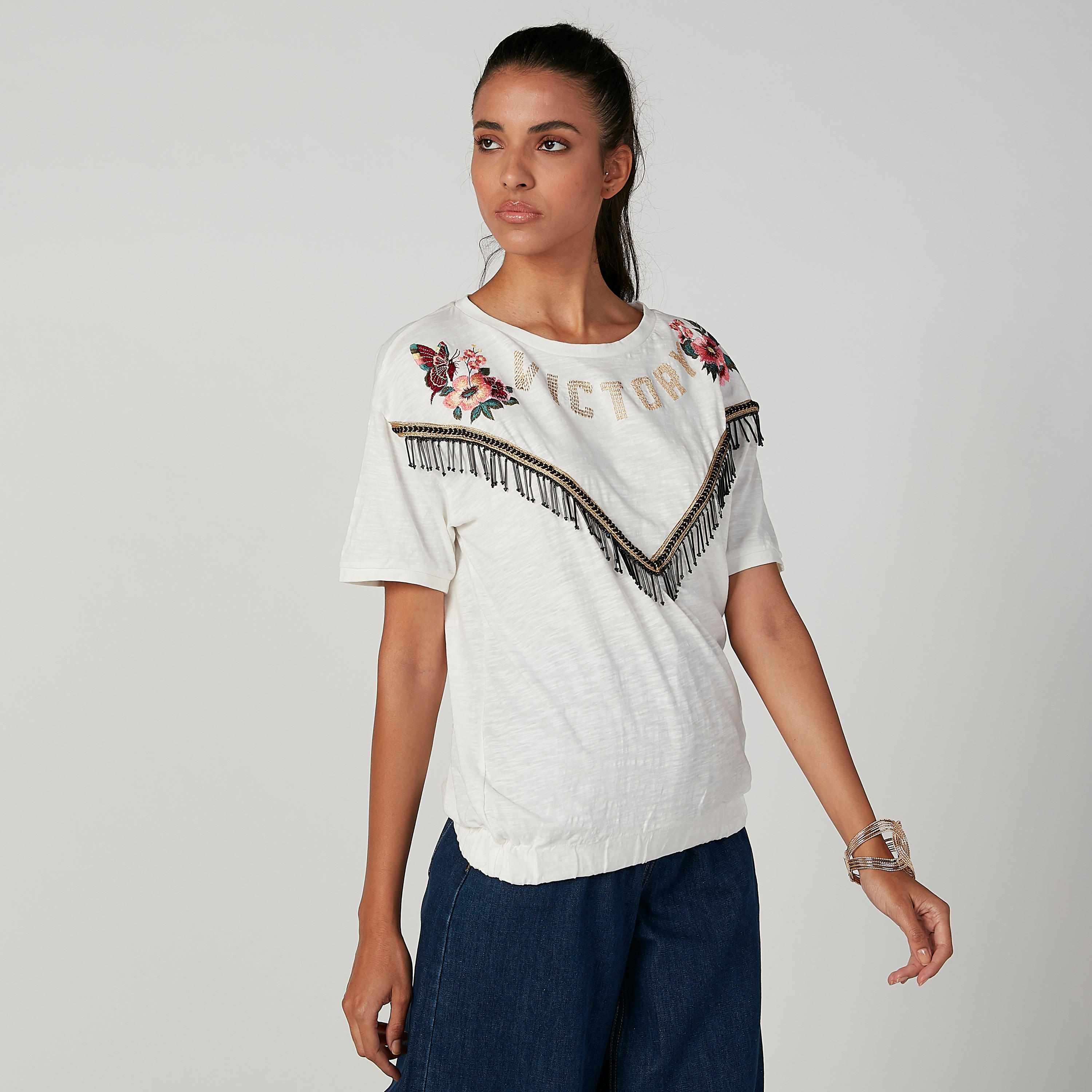 بلوزة سليم مطرّزة بياقة مستديرة وأكمام قصيرة من آيكونيك-women-clothing-shirtsandblouses-blouses-image-4
