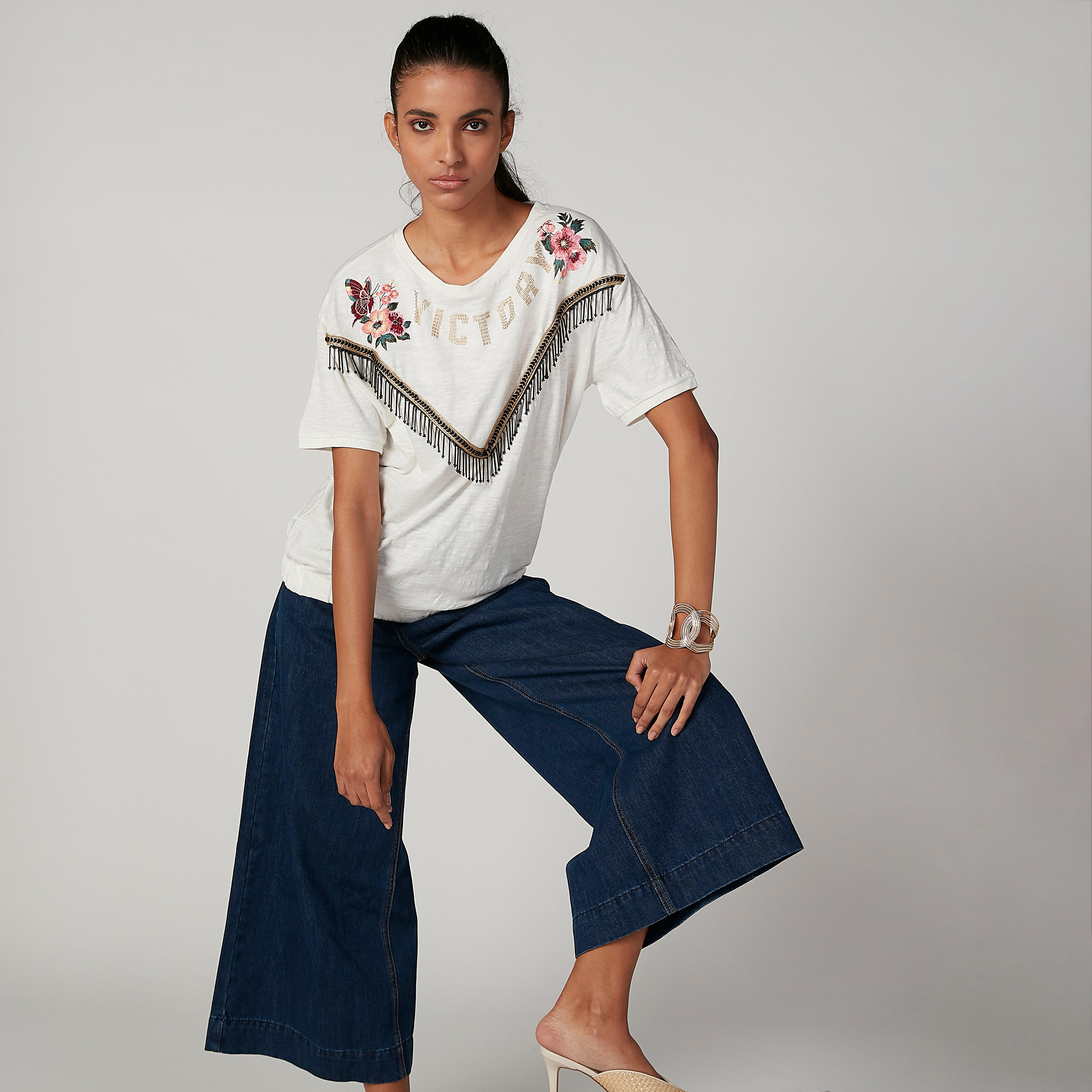 بلوزة سليم مطرّزة بياقة مستديرة وأكمام قصيرة من آيكونيك-women-clothing-shirtsandblouses-blouses-image-5