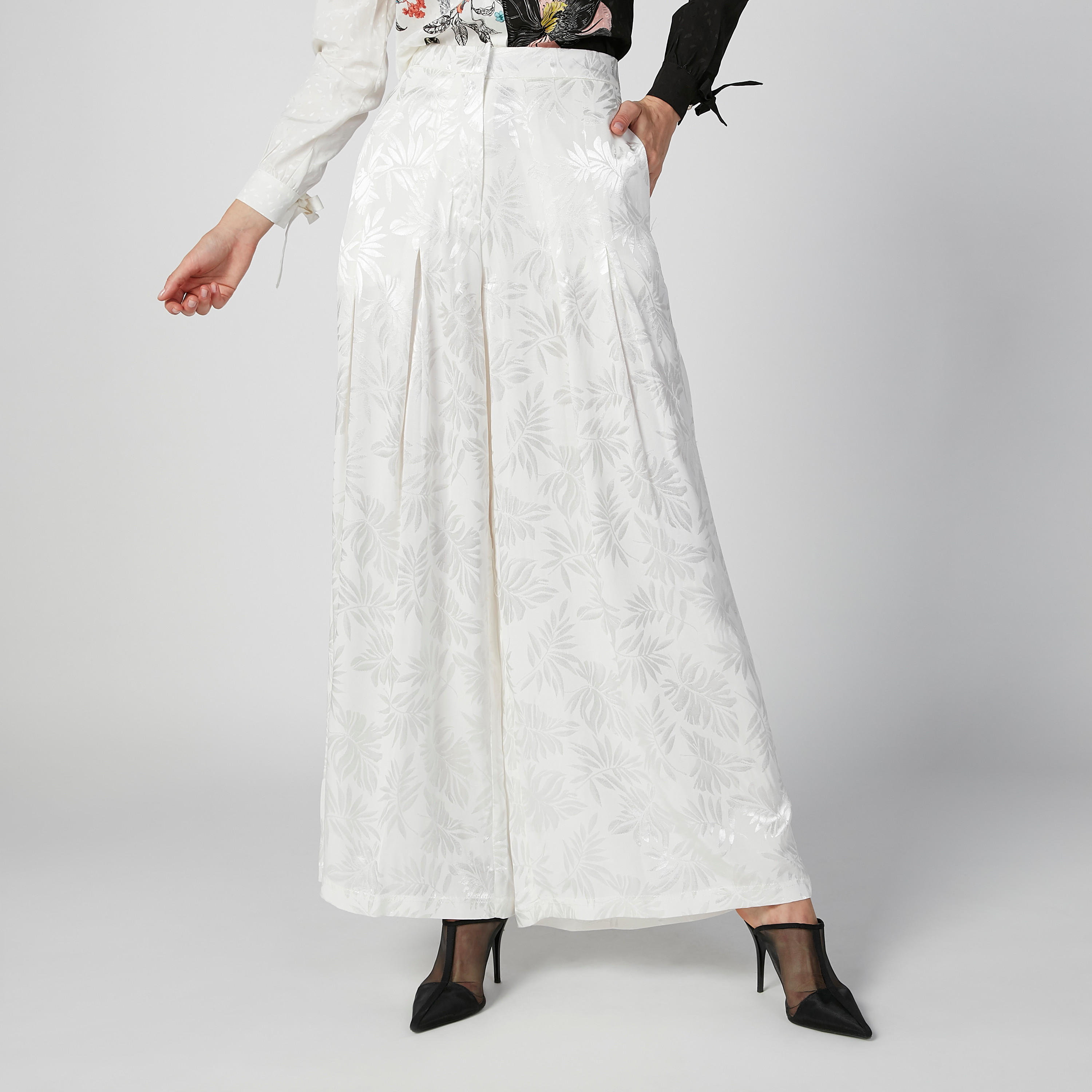 بنطلون بالازو بارز الملمس بقصّة واسعة وخصر متوسط الارتفاع وجيوب من آيكونيك-women-clothing-bottoms-trousers-image-1