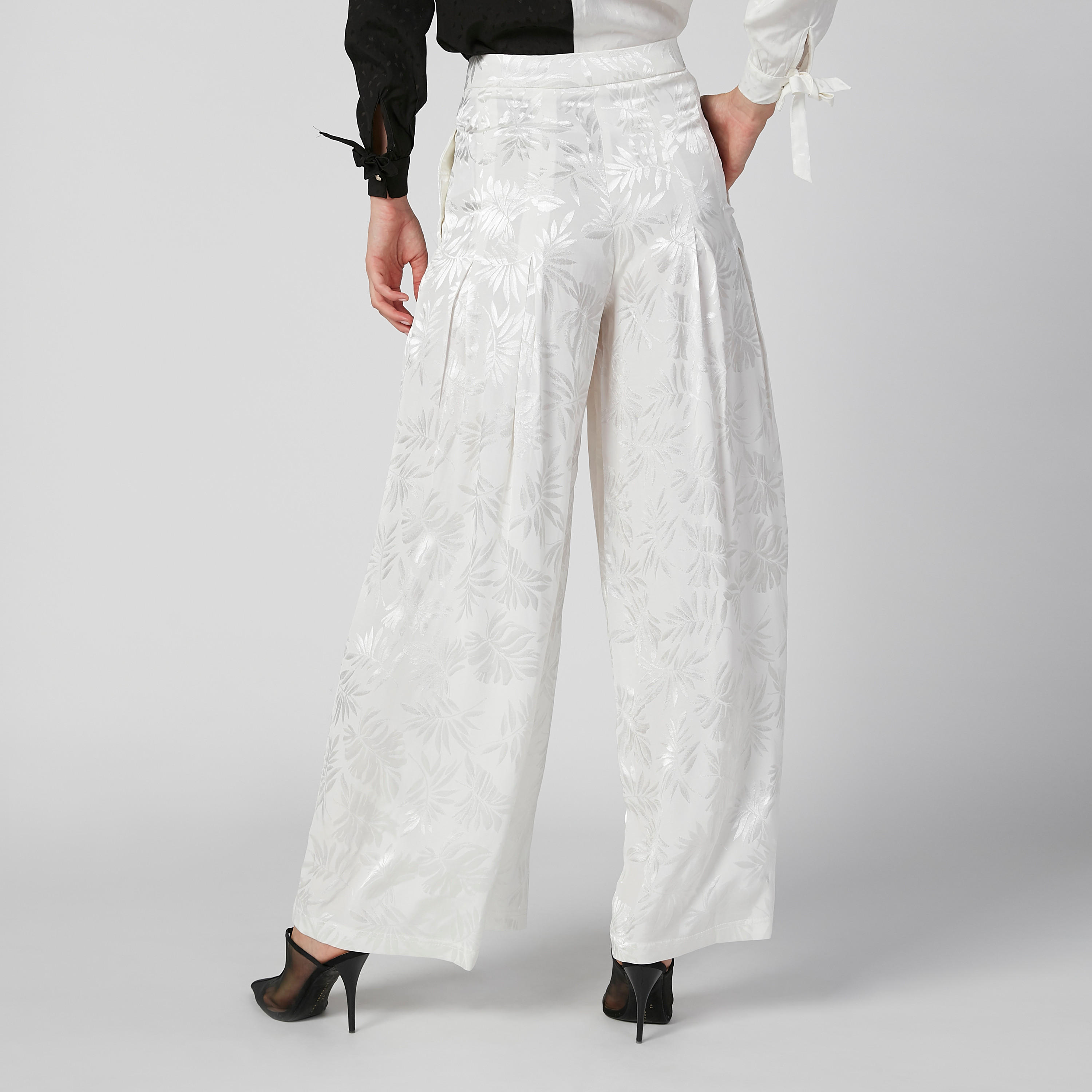 بنطلون بالازو بارز الملمس بقصّة واسعة وخصر متوسط الارتفاع وجيوب من آيكونيك-women-clothing-bottoms-trousers-image-4