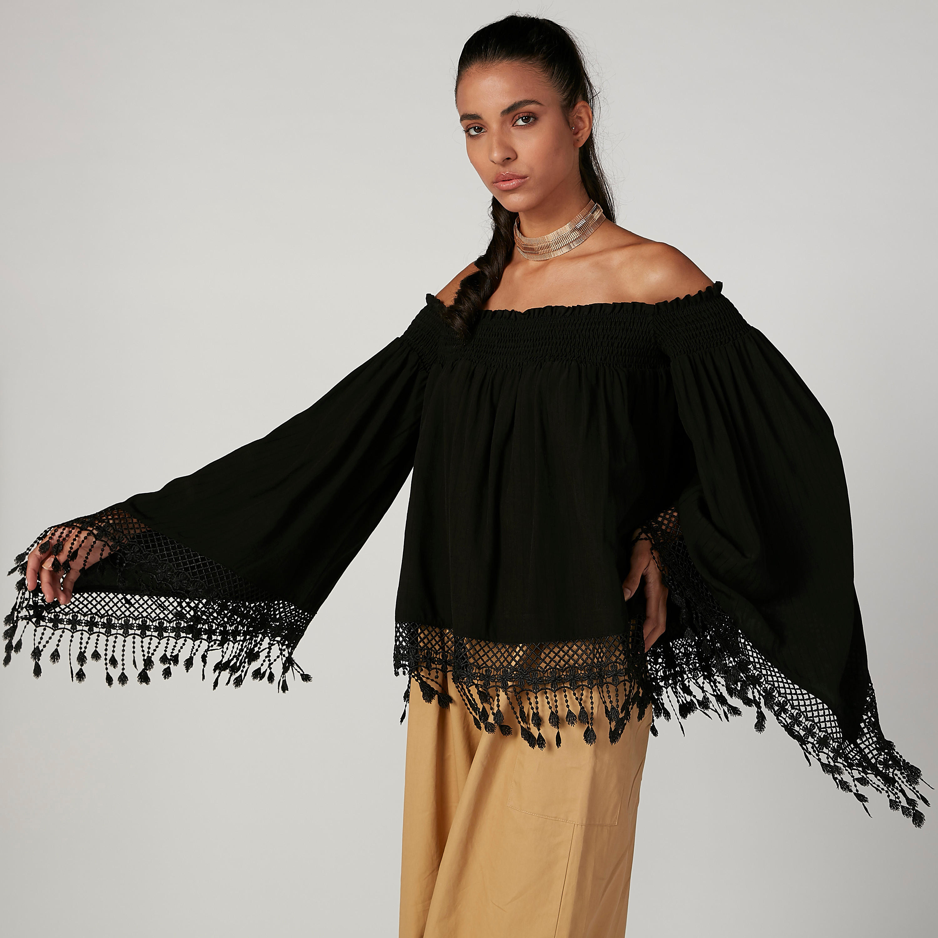 بلوزة مكشوفة الأكتاف بأكمام واسعة وشرّابات من آيكونيك-women-clothing-shirtsandblouses-blouses-image-1