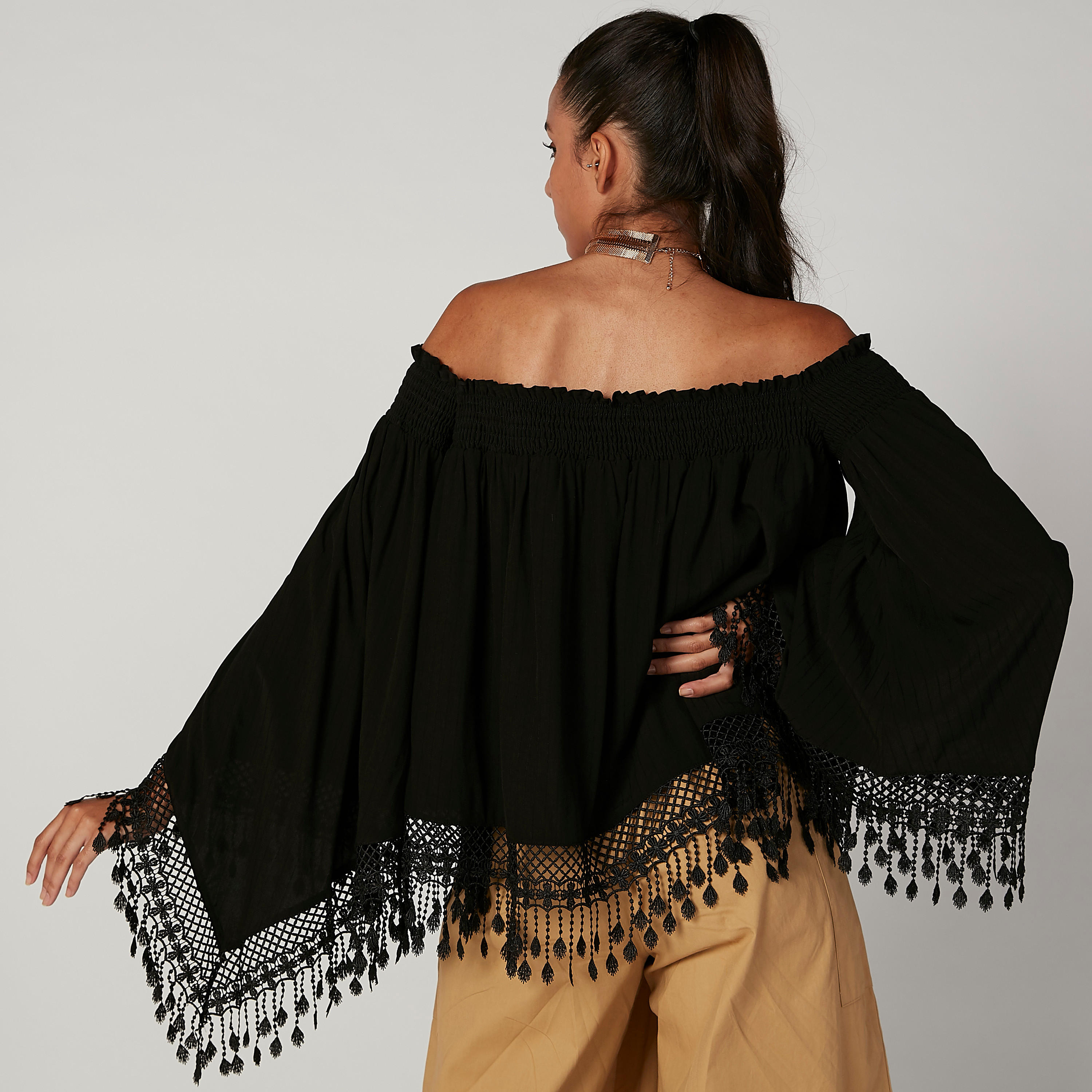 بلوزة مكشوفة الأكتاف بأكمام واسعة وشرّابات من آيكونيك-women-clothing-shirtsandblouses-blouses-image-3