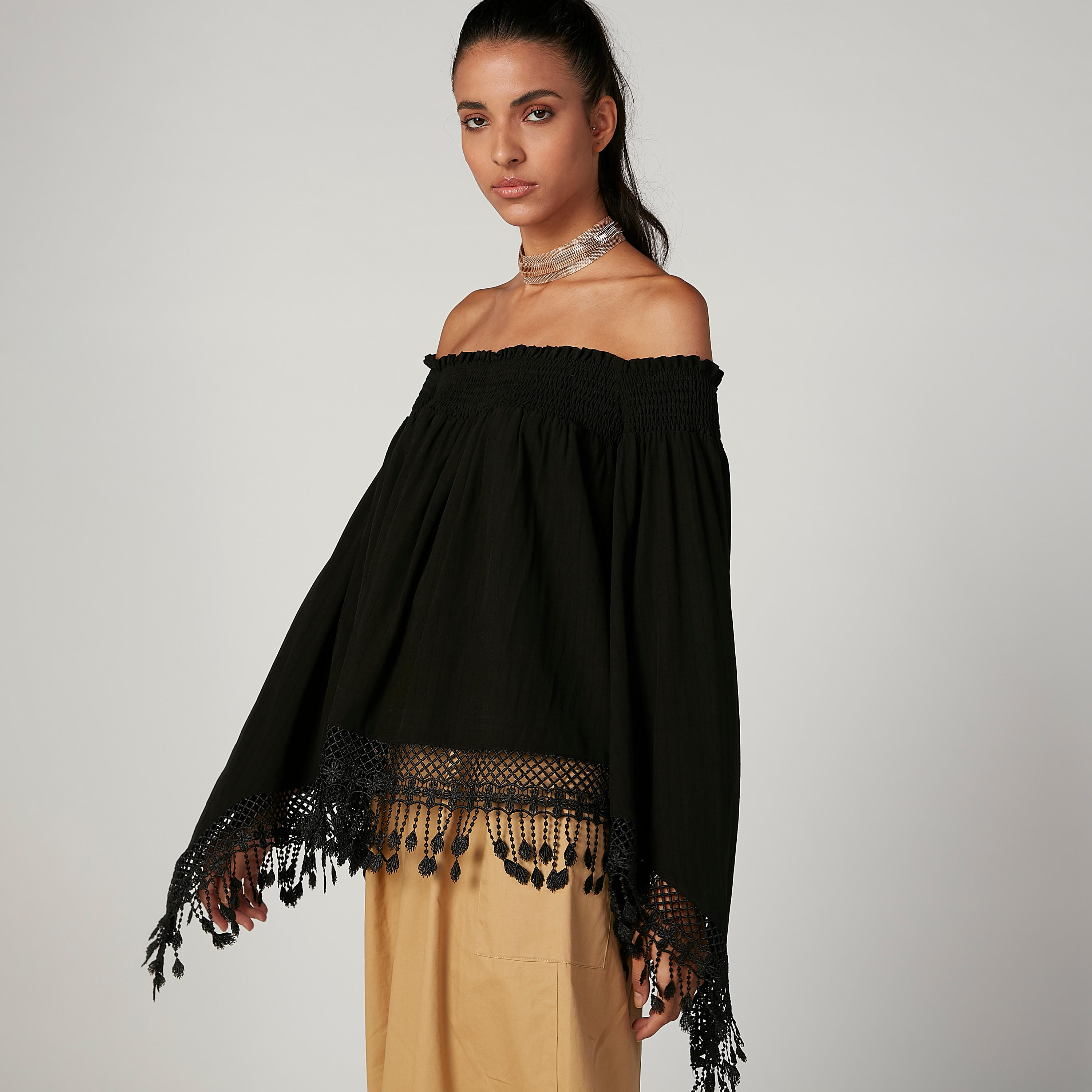 بلوزة مكشوفة الأكتاف بأكمام واسعة وشرّابات من آيكونيك-women-clothing-shirtsandblouses-blouses-image-4