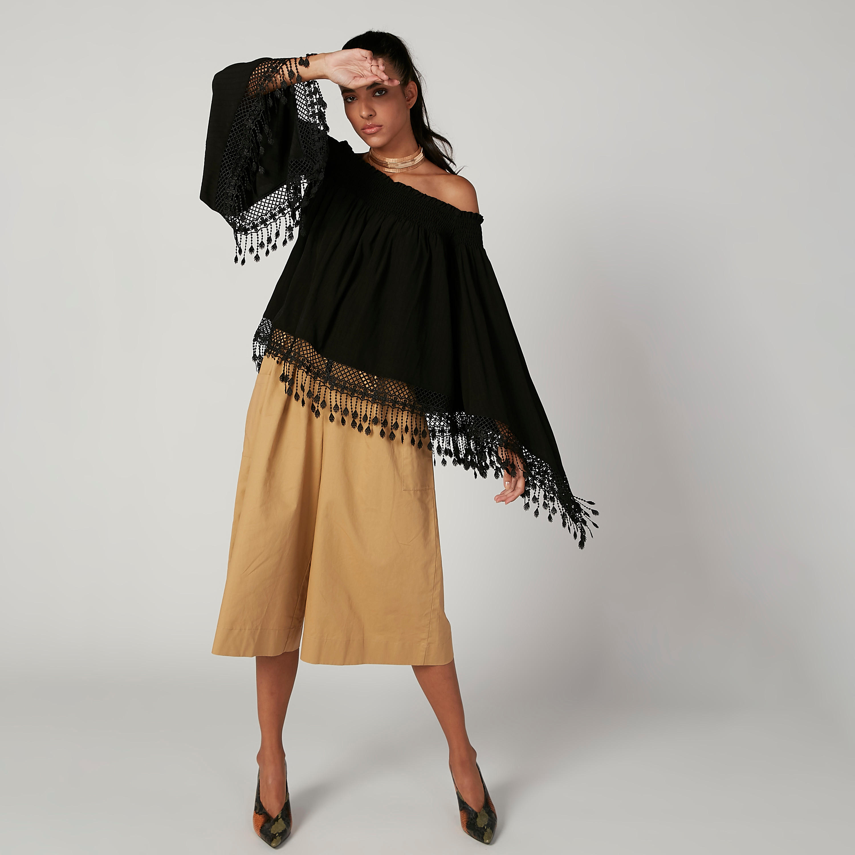 بلوزة مكشوفة الأكتاف بأكمام واسعة وشرّابات من آيكونيك-women-clothing-shirtsandblouses-blouses-image-5