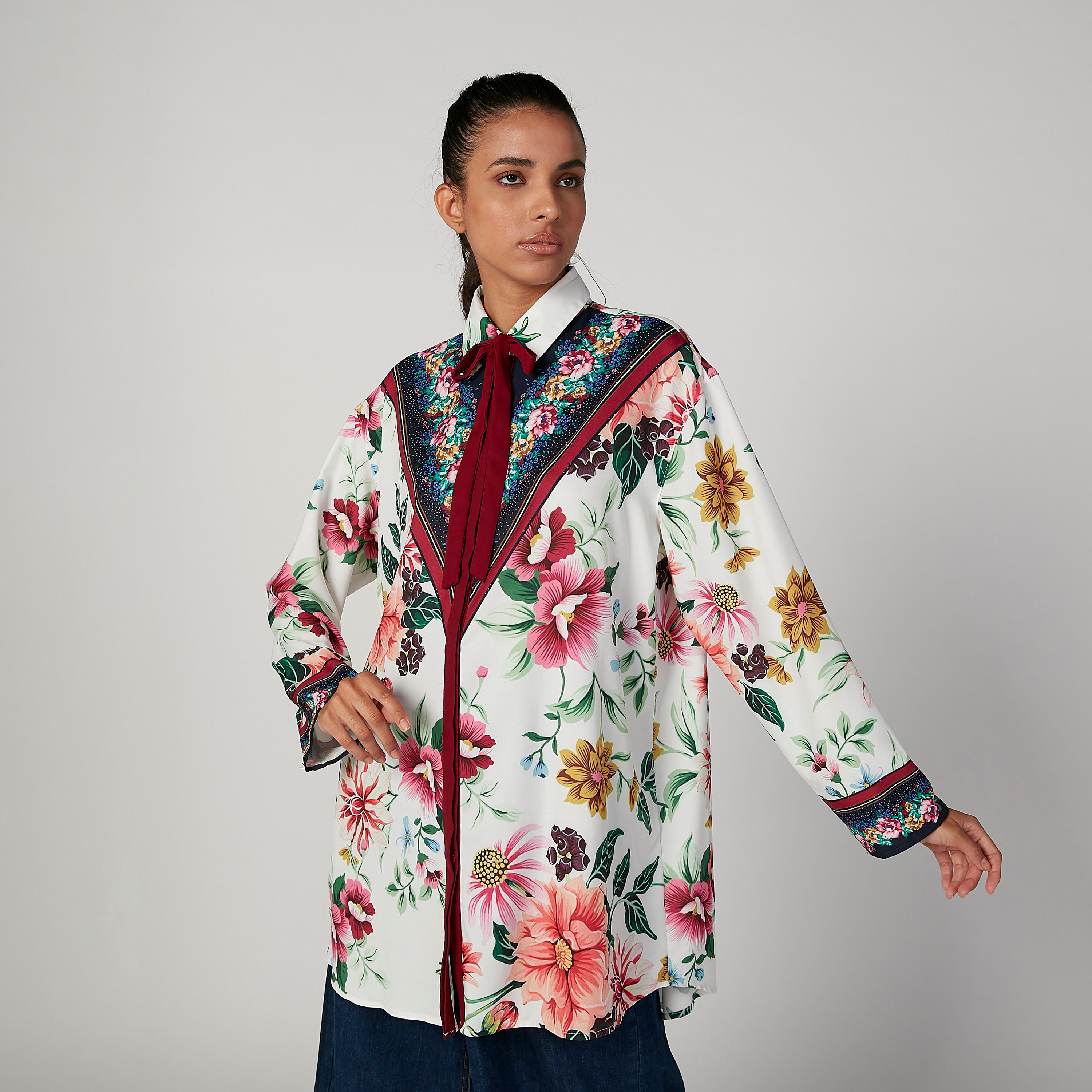 بلوزة بأكمام طويلة وفيونكة وطبعات زهرية من آيكونيك-women-clothing-shirtsandblouses-blouses-image-1