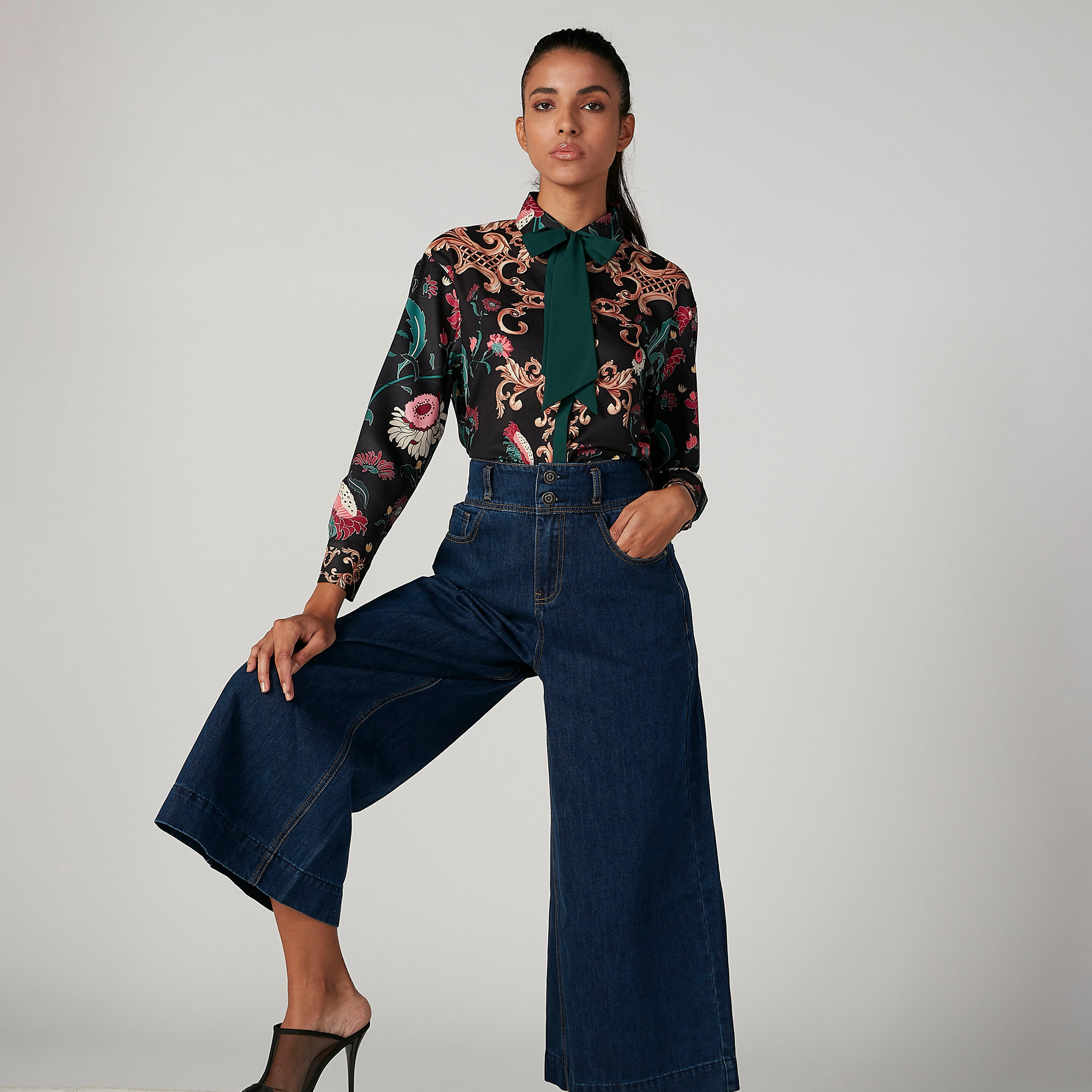 بلوزة بأكمام طويلة وفيونكة وطبعات زهرية من آيكونيك-women-clothing-shirtsandblouses-blouses-image-2