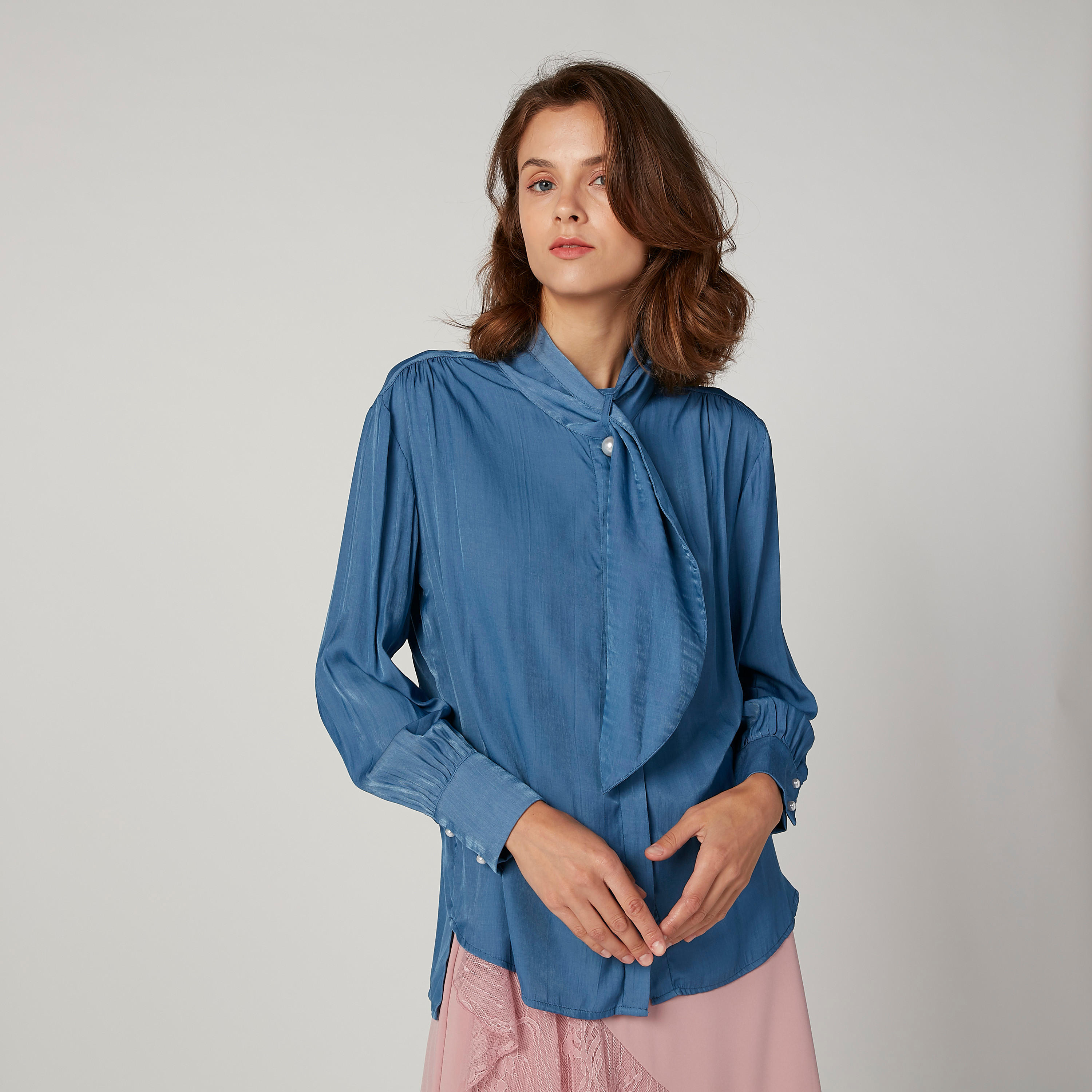 قميص سادة بأكمام طويلة مع ربطة عنق من آيكونيك-women-clothing-shirtsandblouses-shirts-image-1