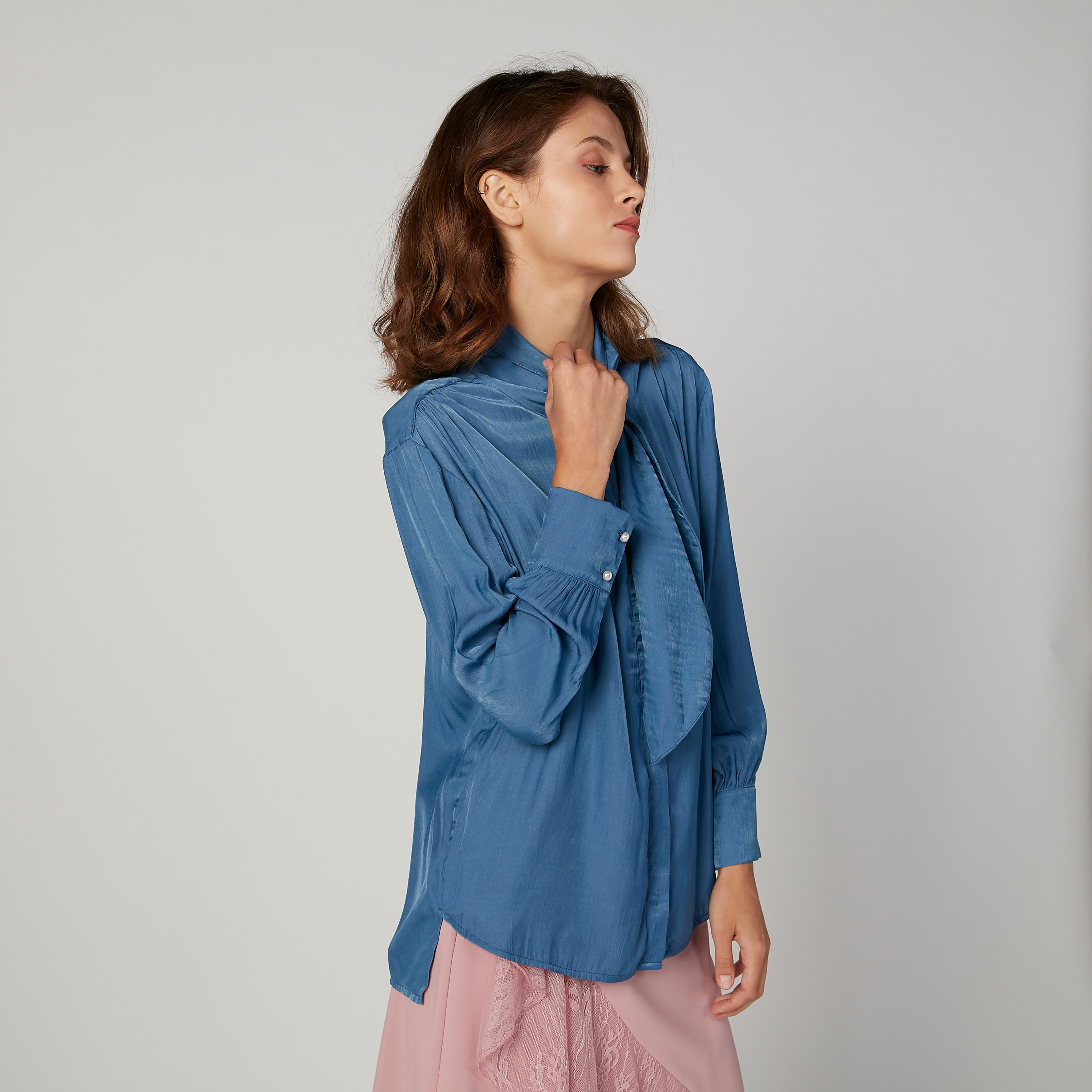 قميص سادة بأكمام طويلة مع ربطة عنق من آيكونيك-women-clothing-shirtsandblouses-shirts-image-4