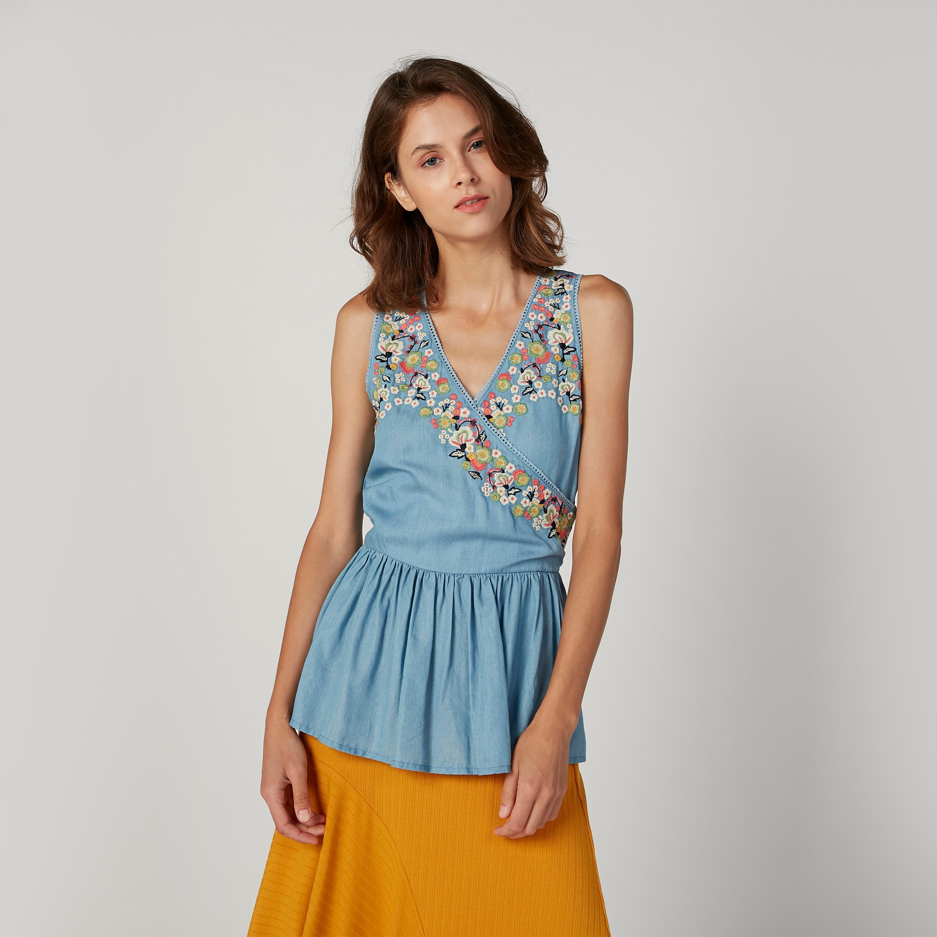بلوزة دون أكمام مطرّزة بقصّة واسعة وياقة V من آيكونيك-women-clothing-shirtsandblouses-blouses-image-1