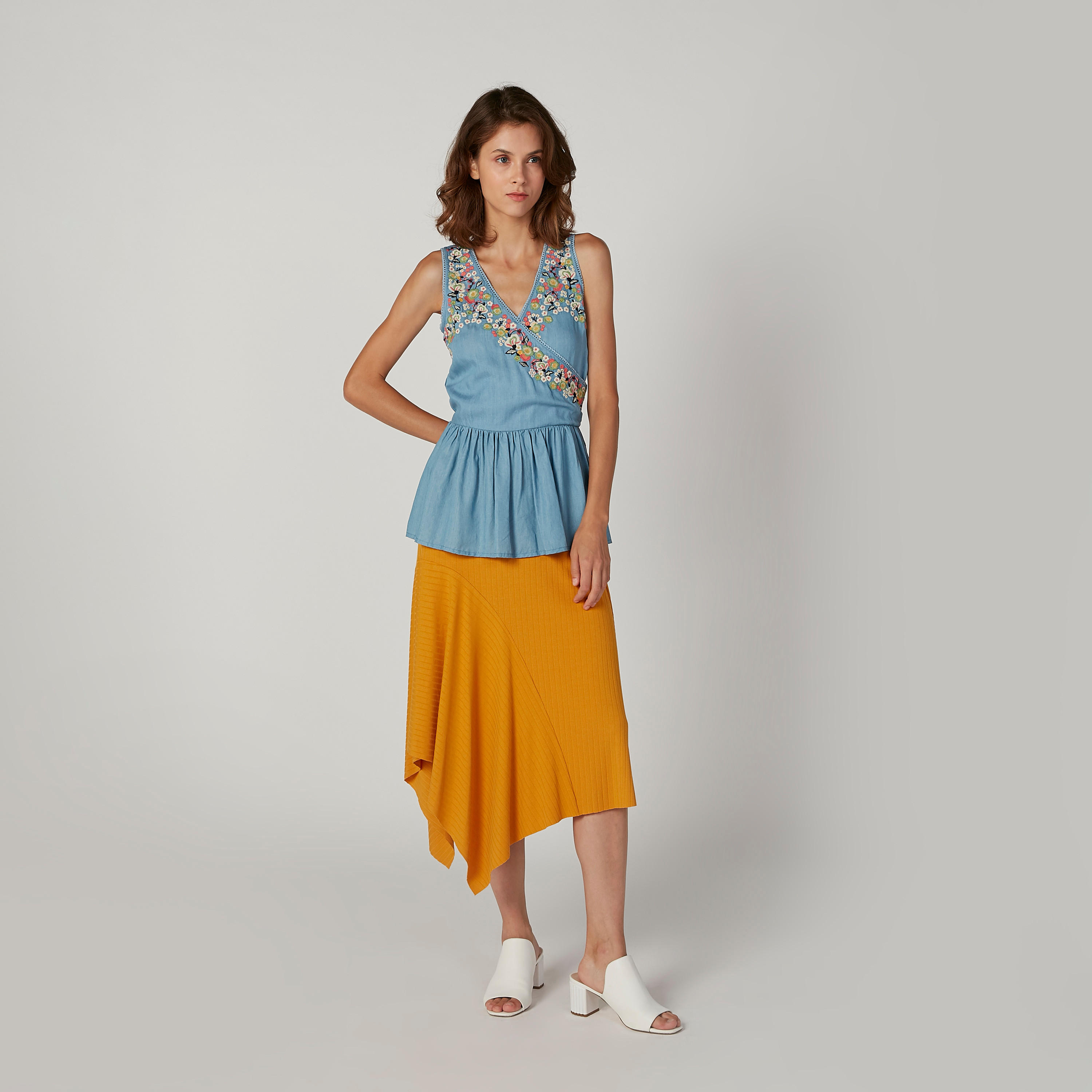 بلوزة دون أكمام مطرّزة بقصّة واسعة وياقة V من آيكونيك-women-clothing-shirtsandblouses-blouses-image-2