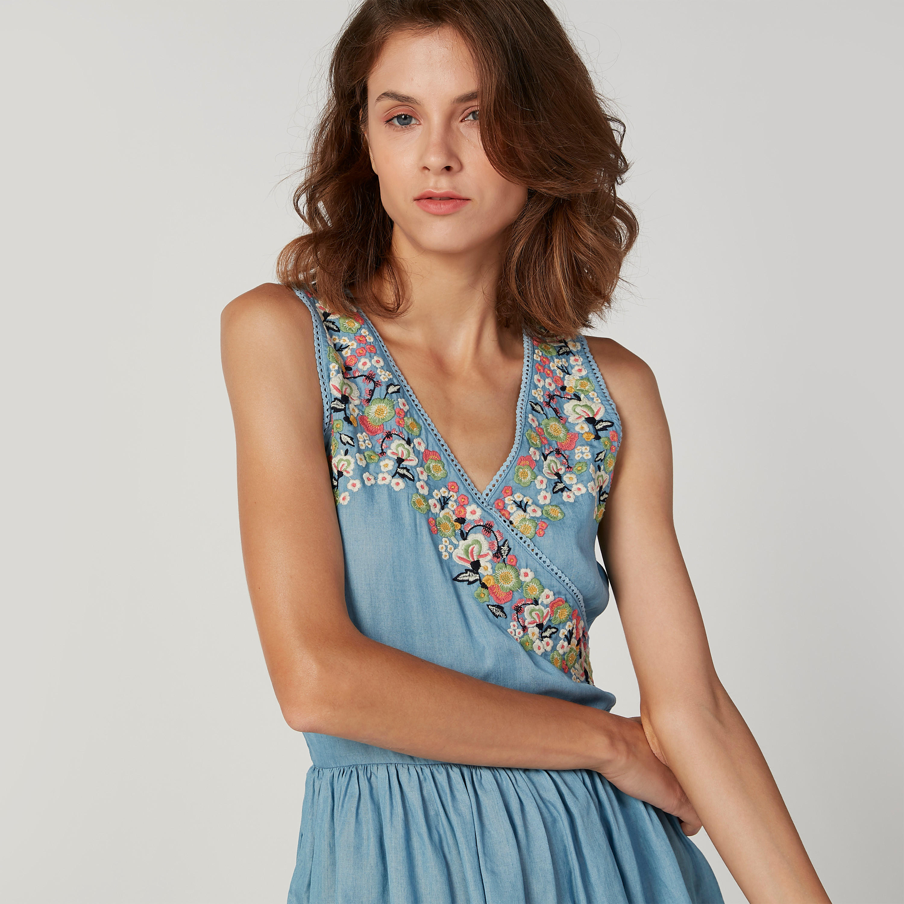 بلوزة دون أكمام مطرّزة بقصّة واسعة وياقة V من آيكونيك-women-clothing-shirtsandblouses-blouses-image-3