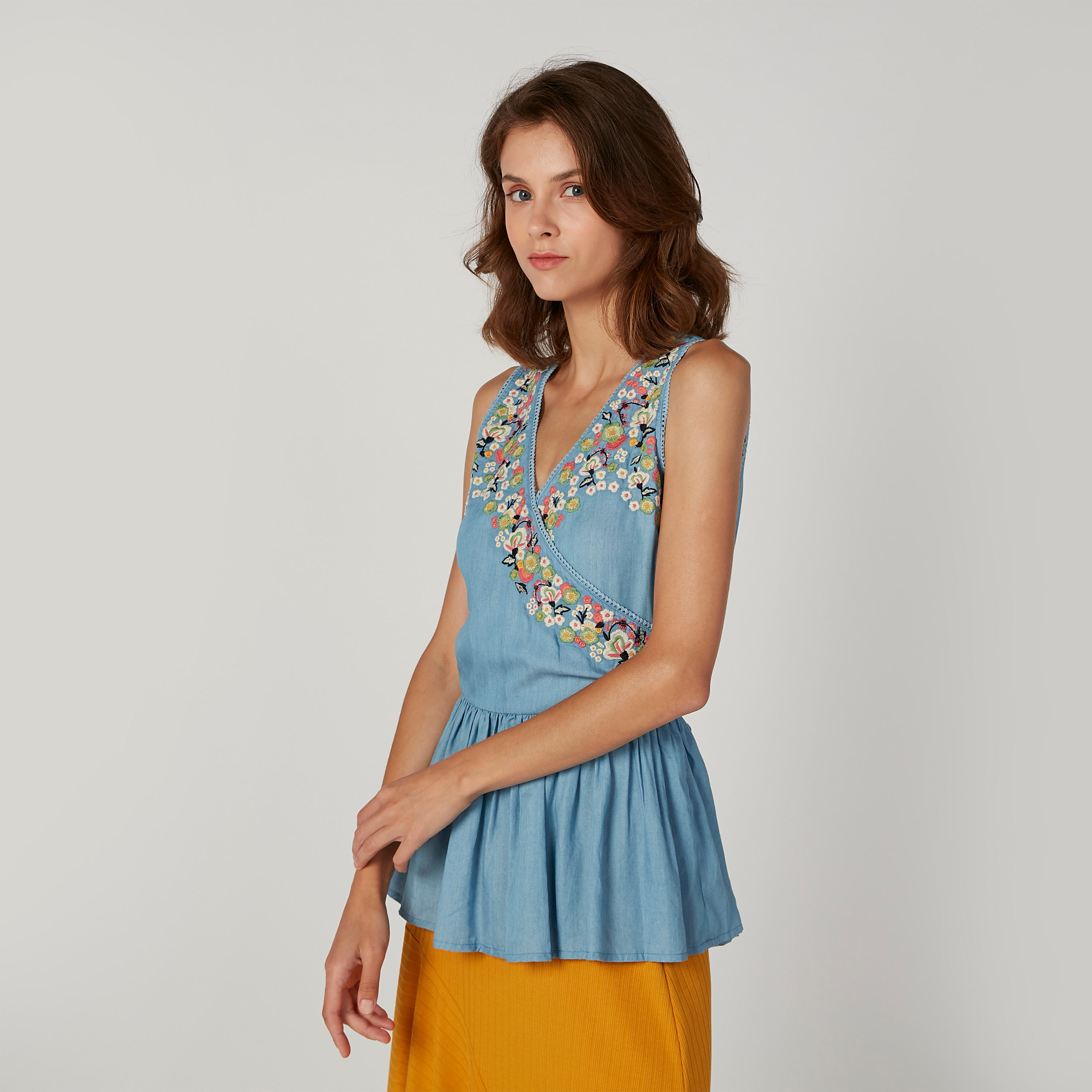 بلوزة دون أكمام مطرّزة بقصّة واسعة وياقة V من آيكونيك-women-clothing-shirtsandblouses-blouses-image-5