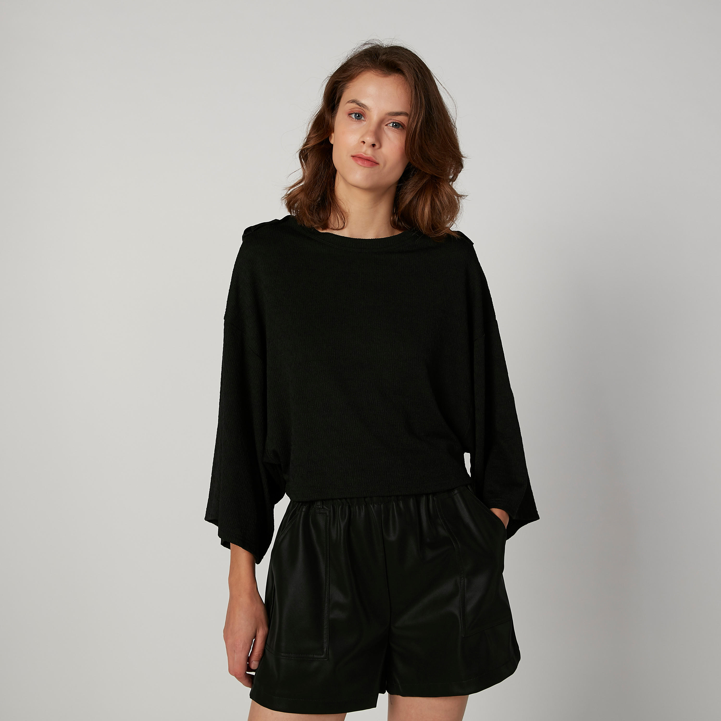 بلوزة بارزة الملمس بقصّة واسعة وياقة مستديرة وأكمام واسعة من آيكونيك-women-clothing-shirtsandblouses-blouses-image-1
