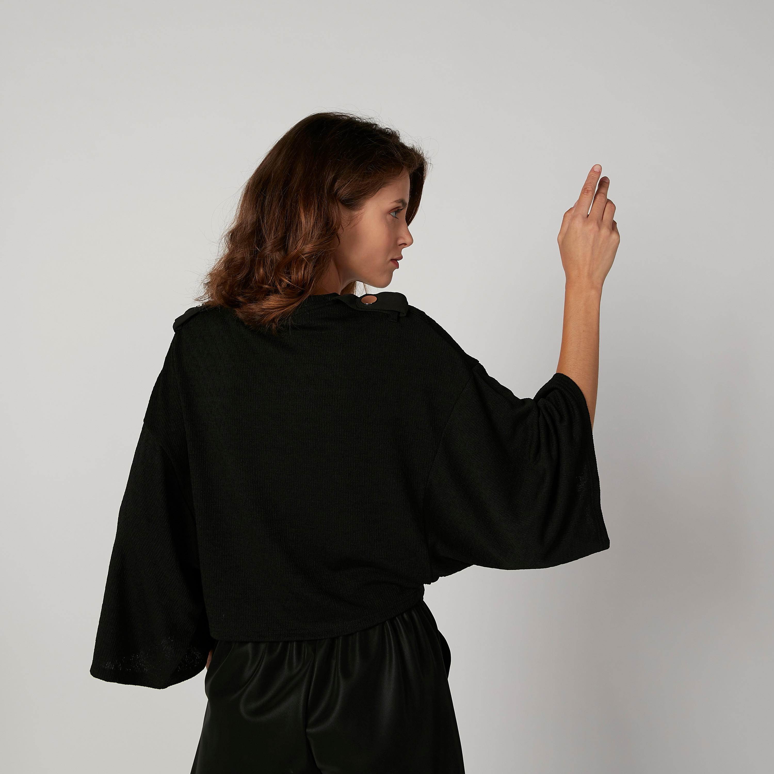 بلوزة بارزة الملمس بقصّة واسعة وياقة مستديرة وأكمام واسعة من آيكونيك-women-clothing-shirtsandblouses-blouses-image-4