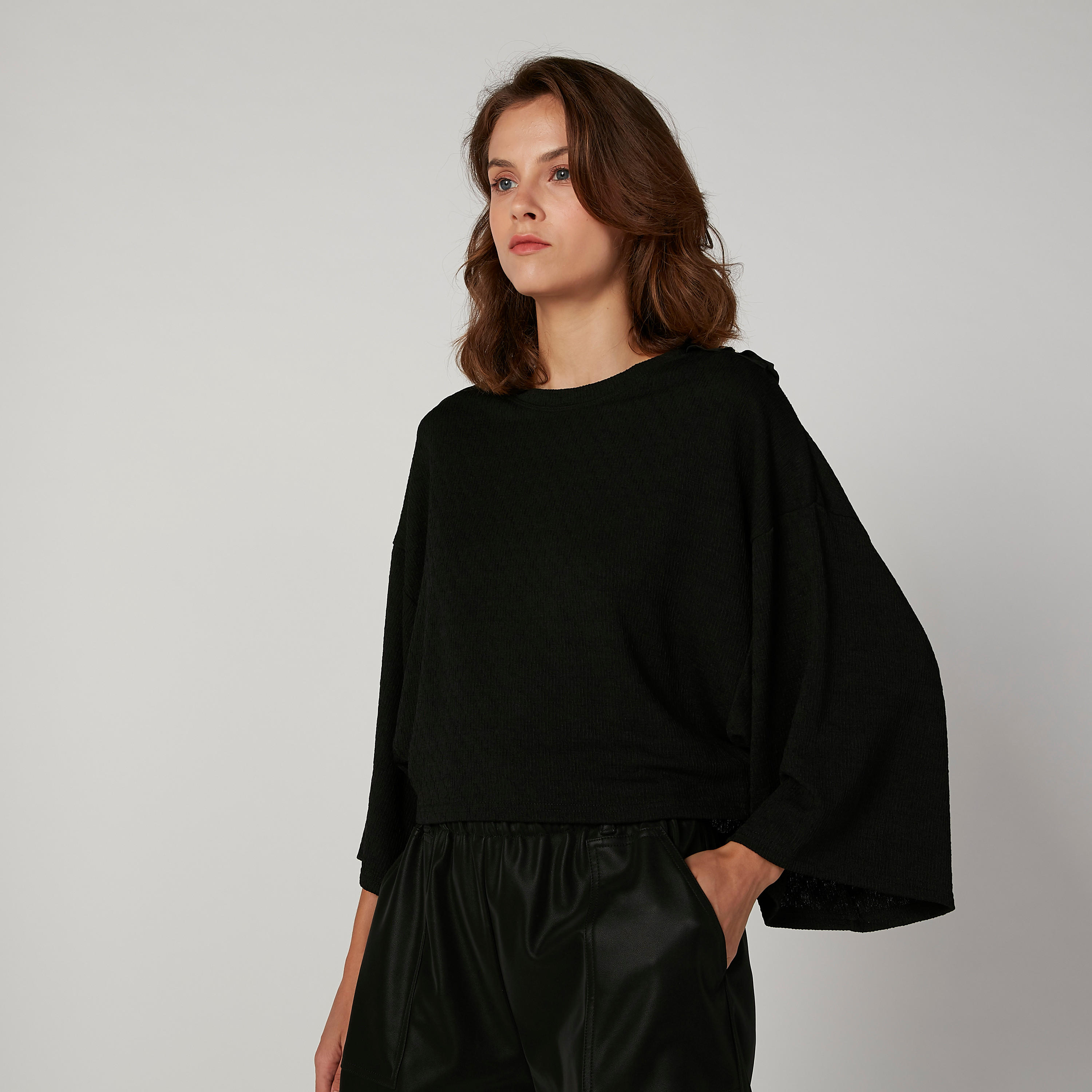 بلوزة بارزة الملمس بقصّة واسعة وياقة مستديرة وأكمام واسعة من آيكونيك-women-clothing-shirtsandblouses-blouses-image-5