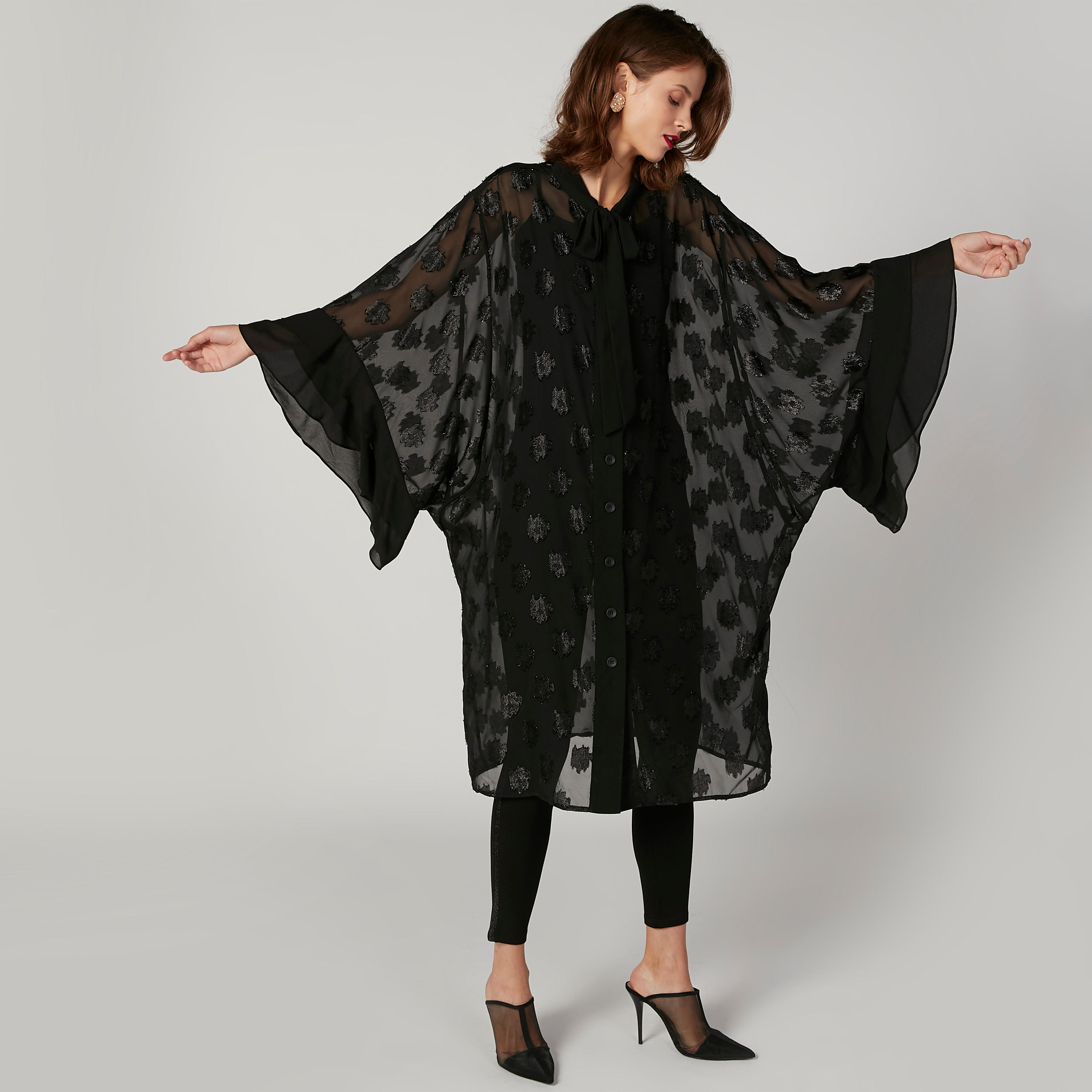 كارديجان طويل بارز الملمس بقصّة واسعة وياقة V من آيكونيك-women-winterwear-cardigansandjumpers-cardigans-image-1