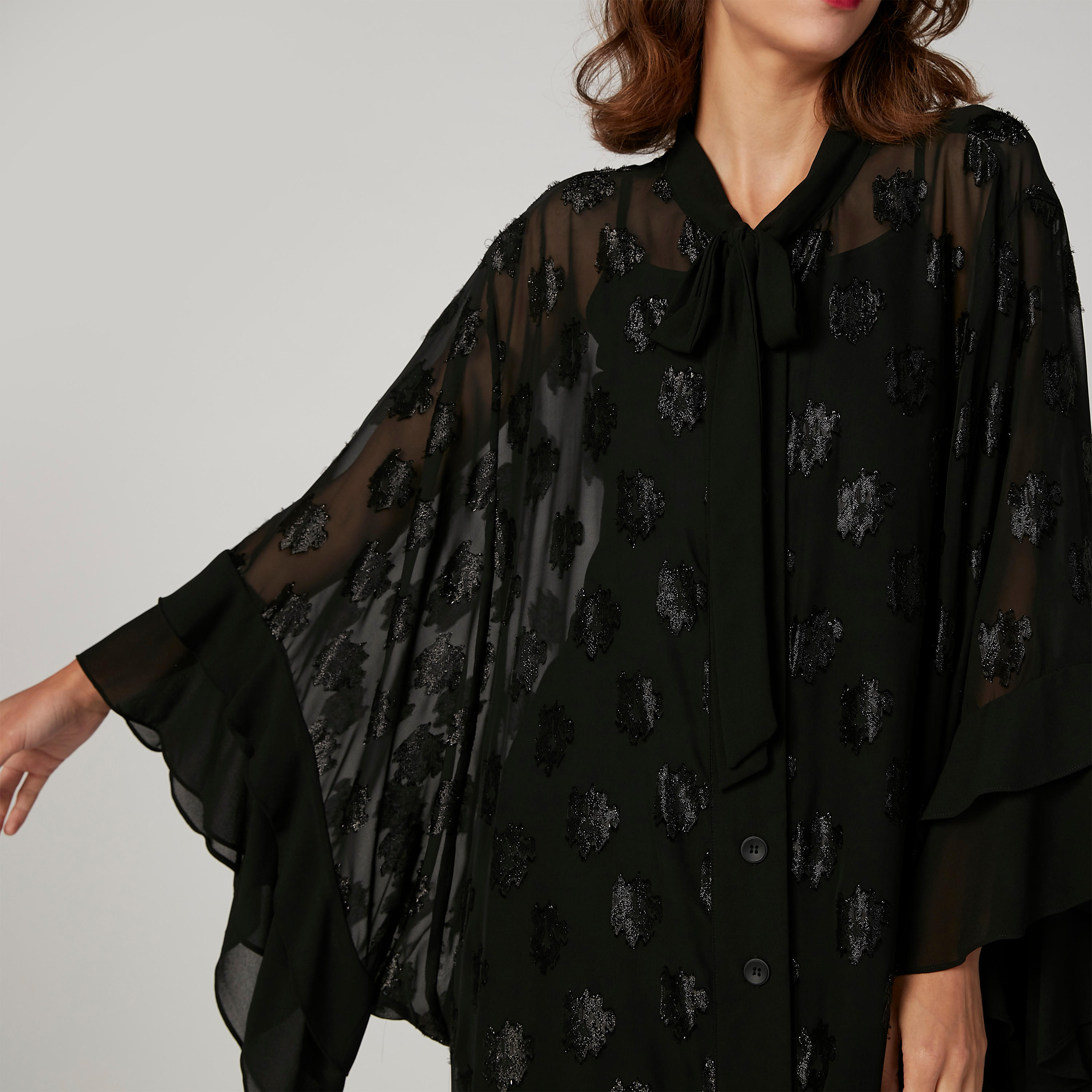 كارديجان طويل بارز الملمس بقصّة واسعة وياقة V من آيكونيك-women-winterwear-cardigansandjumpers-cardigans-image-2