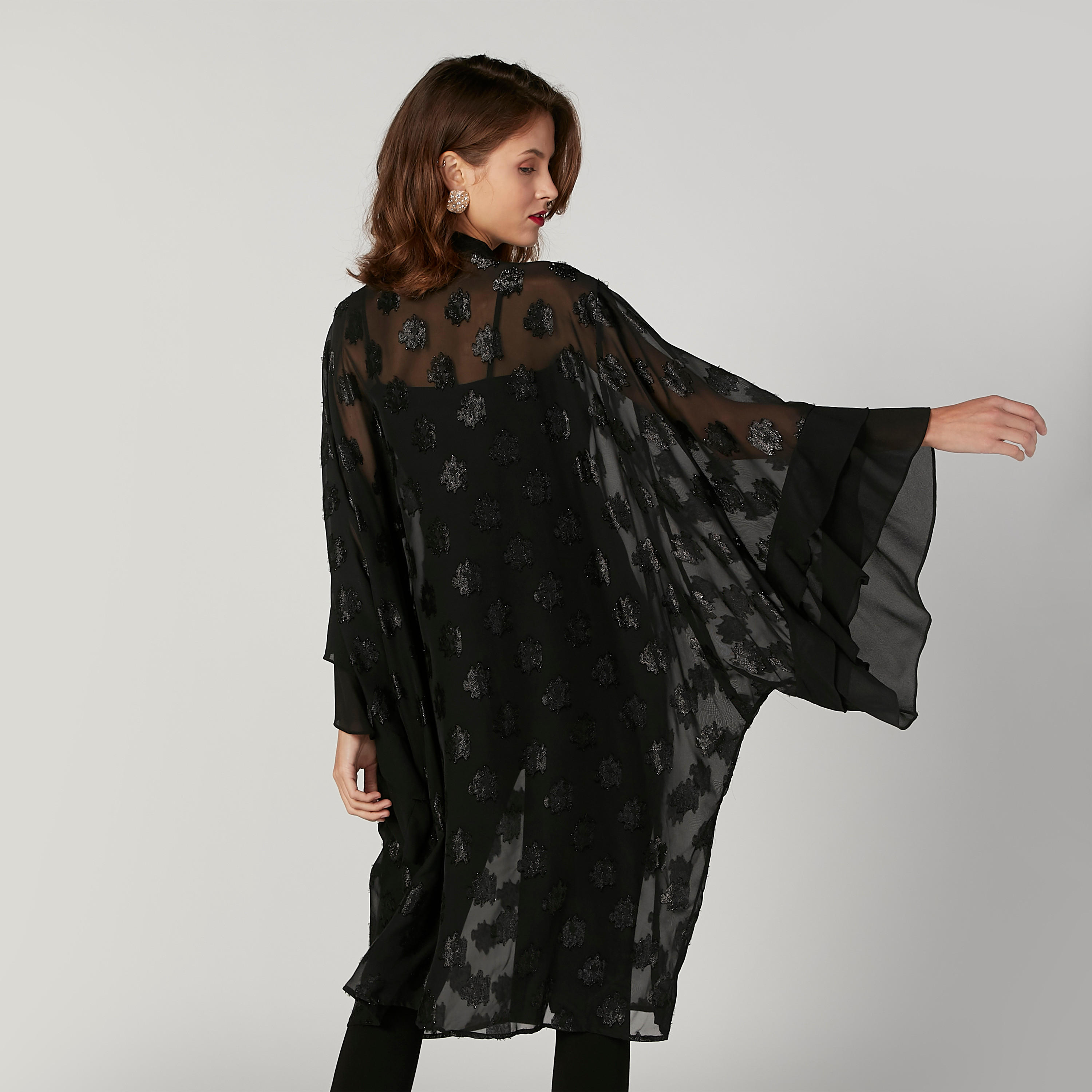كارديجان طويل بارز الملمس بقصّة واسعة وياقة V من آيكونيك-women-winterwear-cardigansandjumpers-cardigans-image-3