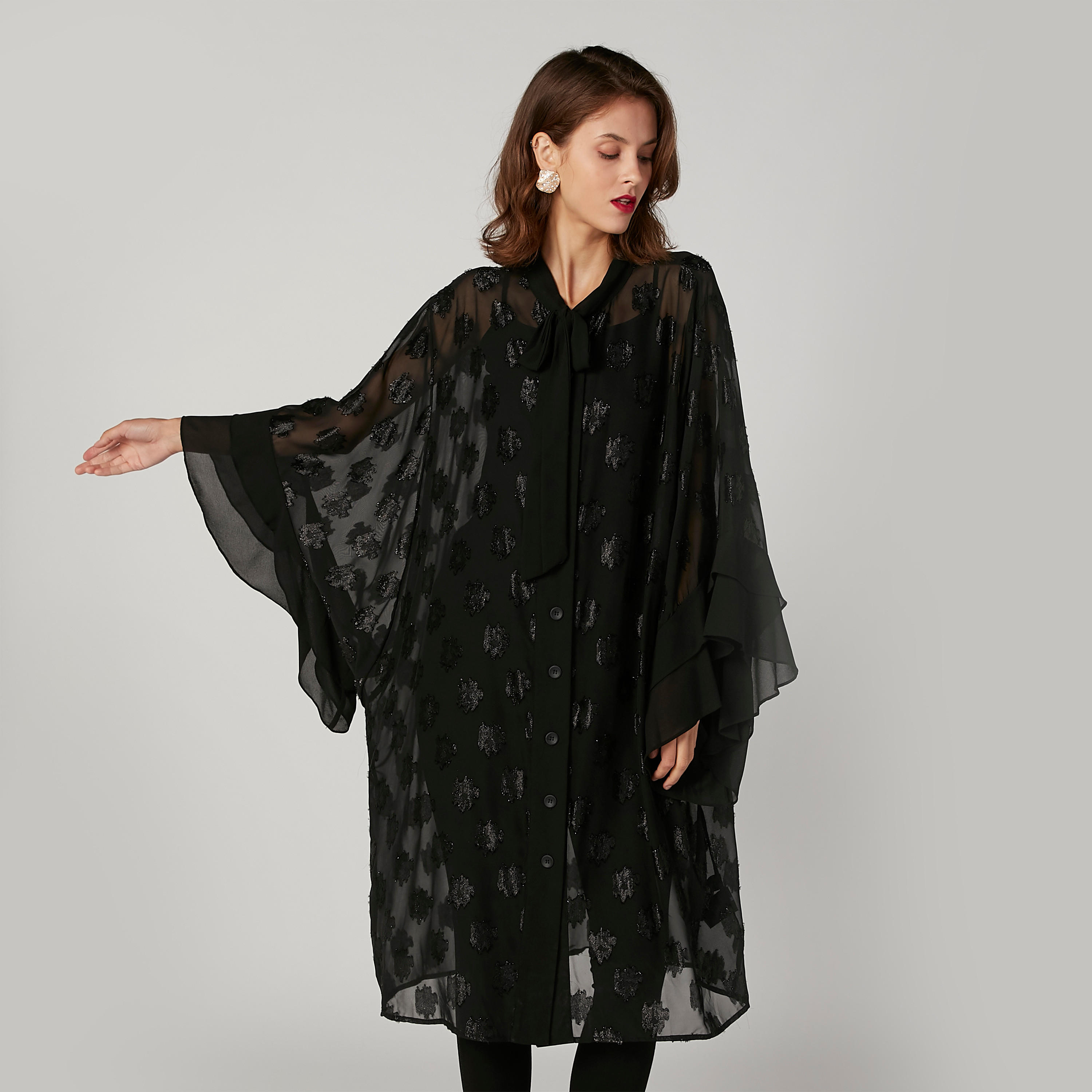 كارديجان طويل بارز الملمس بقصّة واسعة وياقة V من آيكونيك-women-winterwear-cardigansandjumpers-cardigans-image-5