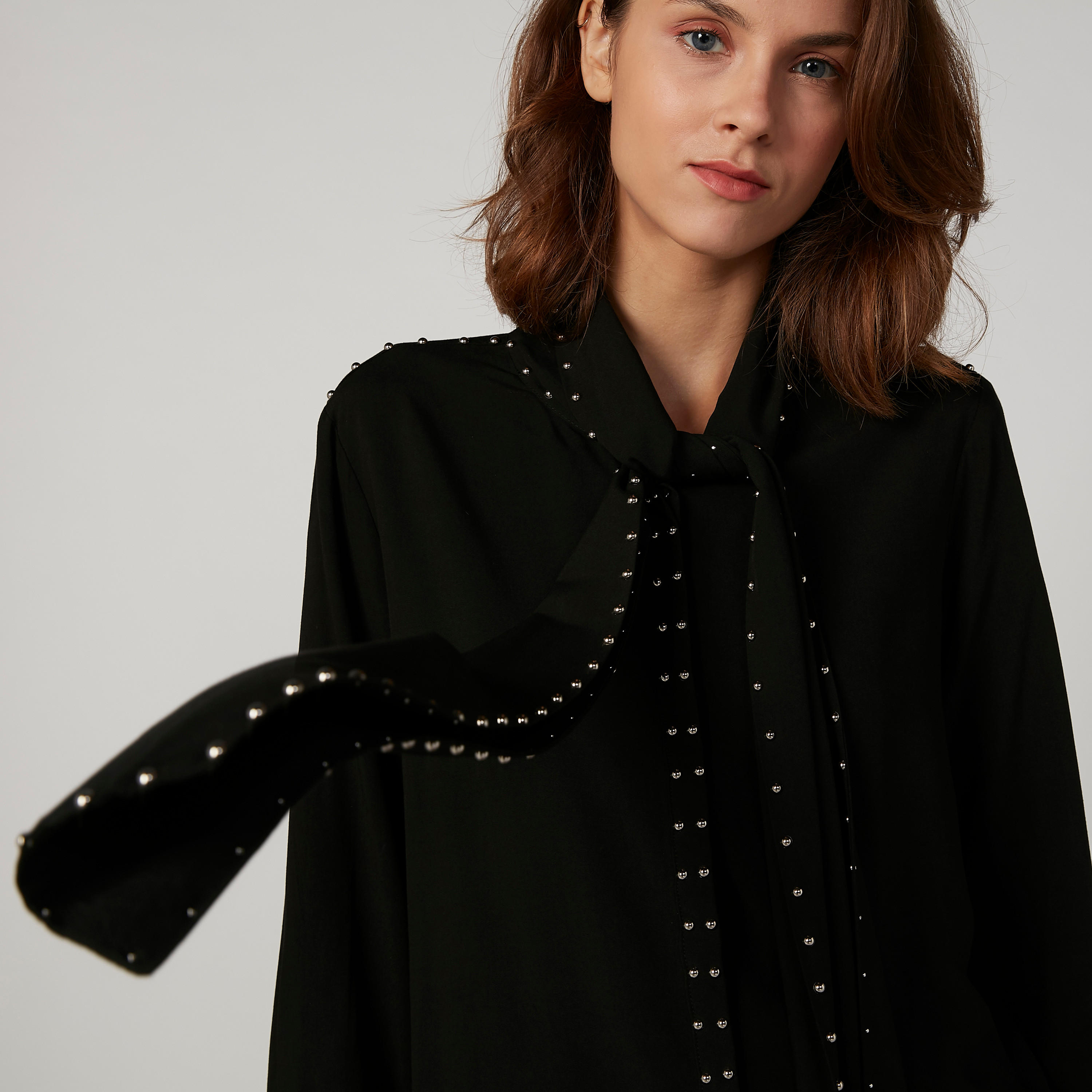 بلوزة مزيّنة بقصّة واسعة وأكمام طويلة وأربطة من آيكونيك-women-clothing-shirtsandblouses-blouses-image-2
