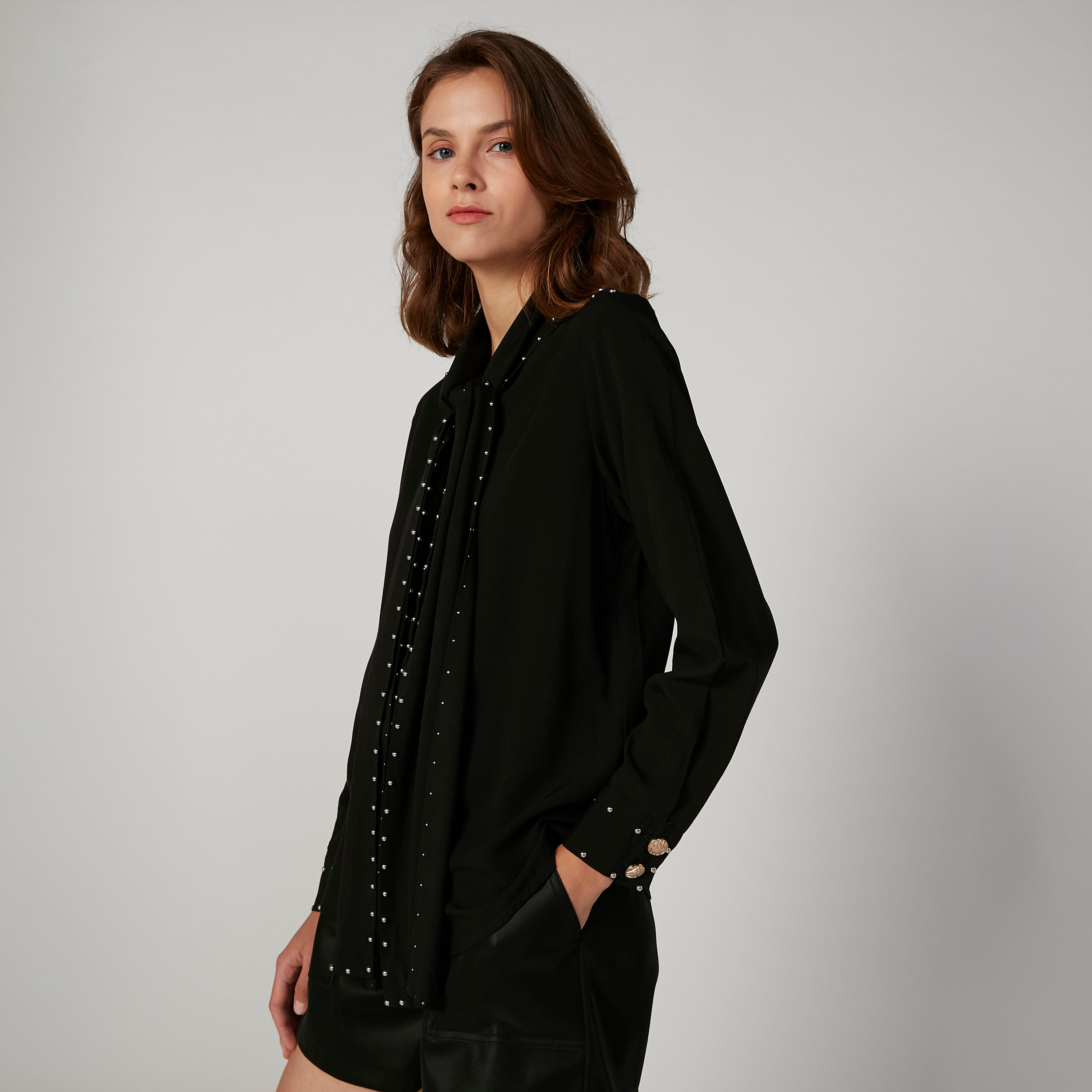 بلوزة مزيّنة بقصّة واسعة وأكمام طويلة وأربطة من آيكونيك-women-clothing-shirtsandblouses-blouses-image-4