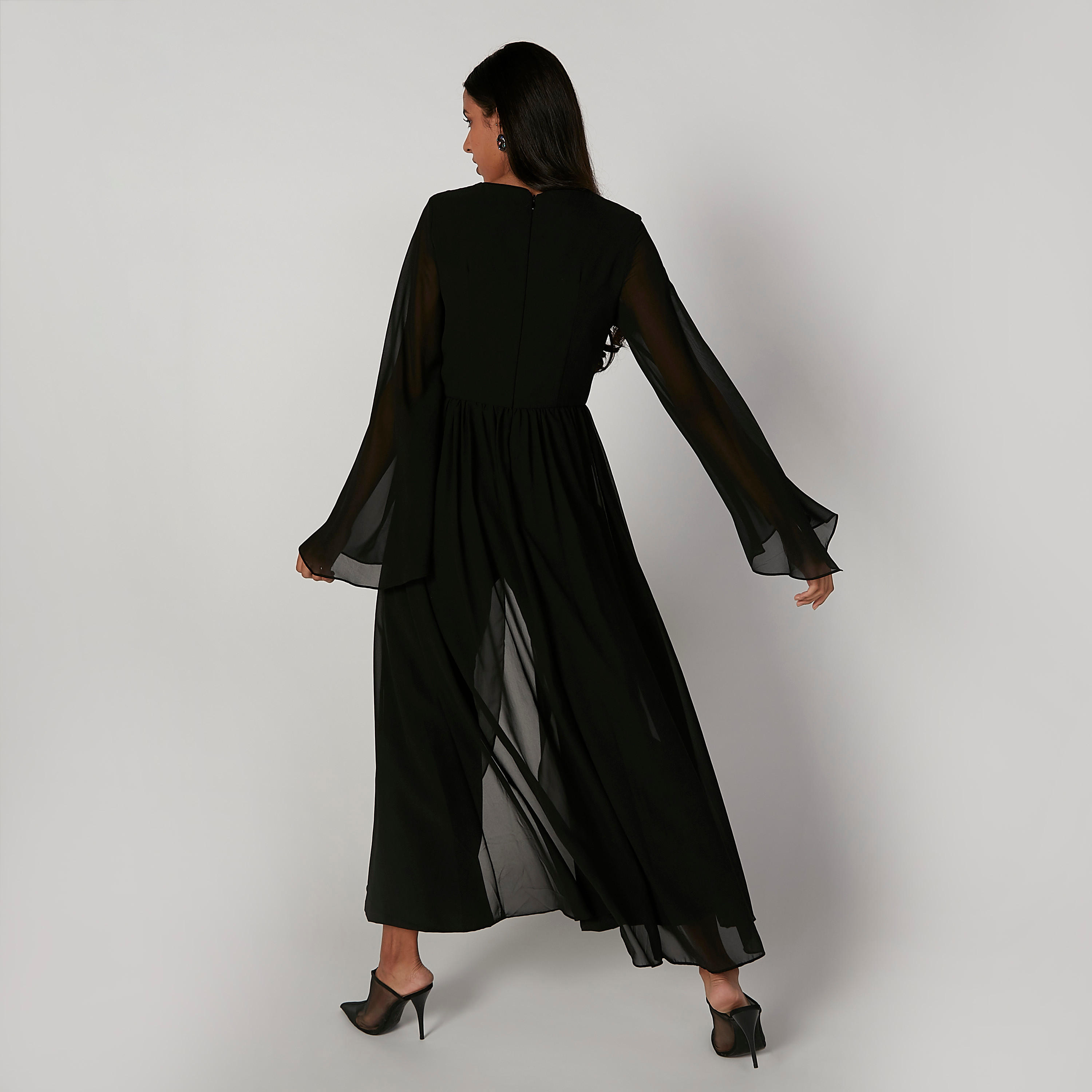 جمبسوت بياقة V وأكمام واسعة وتزيينات من آيكونيك-women-clothing-jumpsuits-image-3