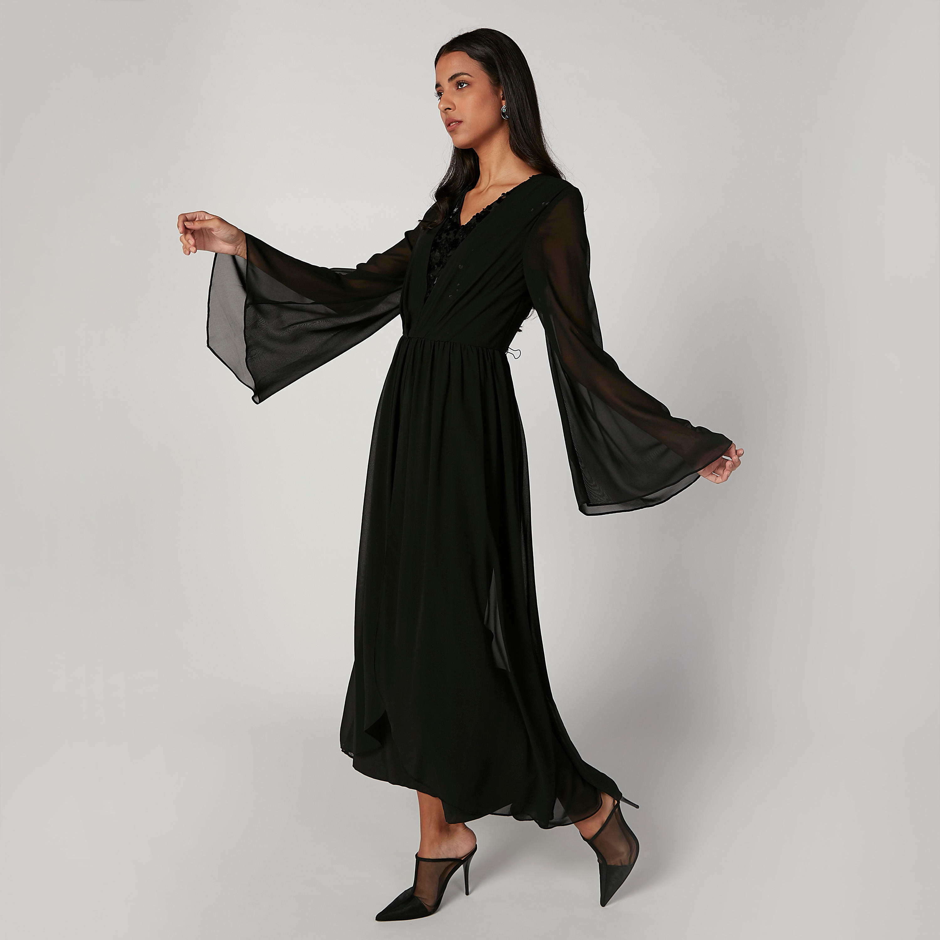 جمبسوت بياقة V وأكمام واسعة وتزيينات من آيكونيك-women-clothing-jumpsuits-image-4