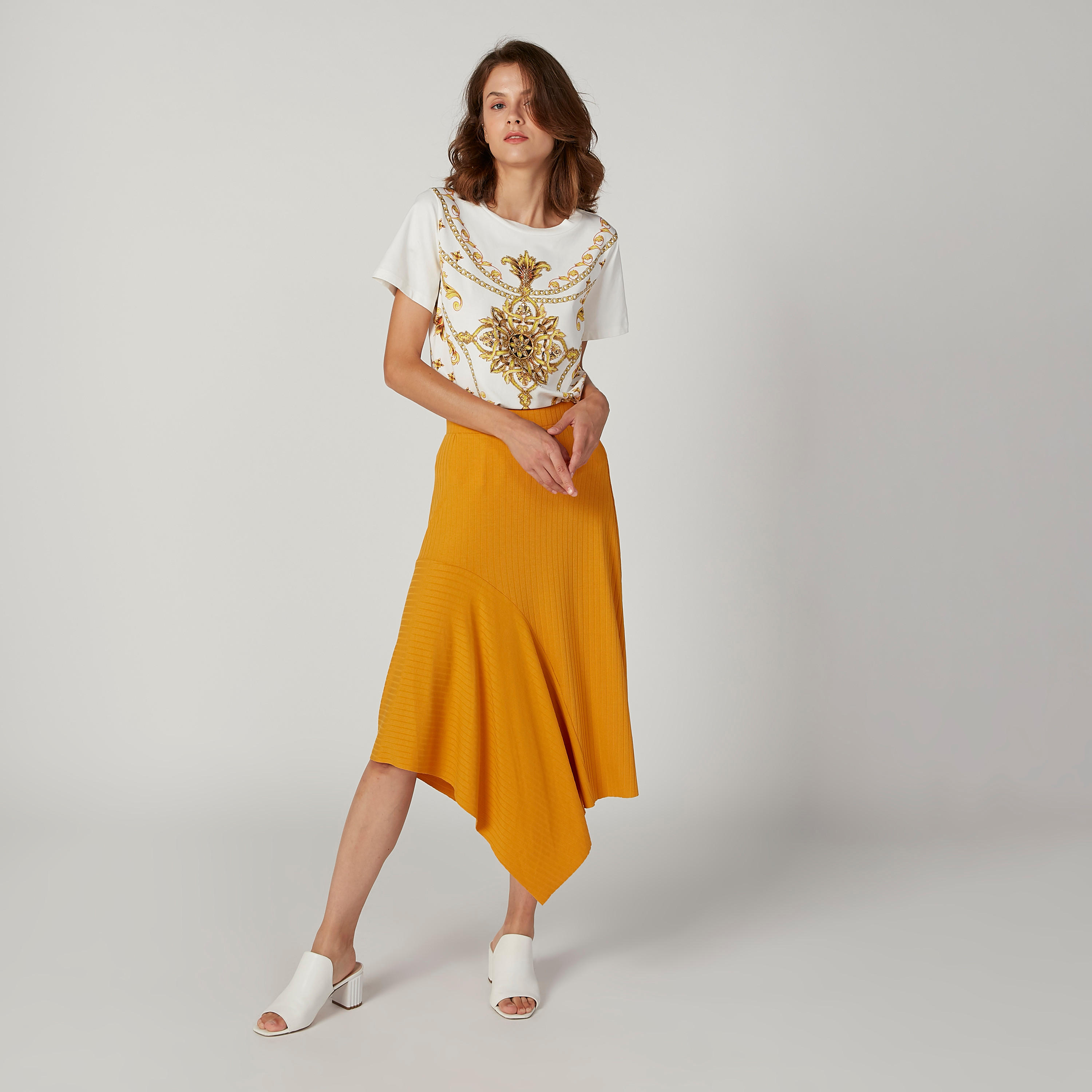 بلوزة سليم بياقة مستديرة وأكمام قصيرة وطبعات من آيكونيك-women-clothing-tshirts-image-2